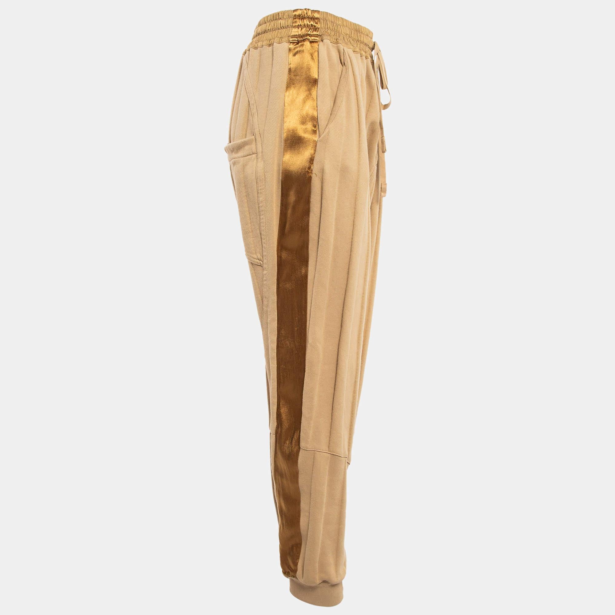 Haider Ackermanns hellbraune Jogginghose ist mit einem glatten Satinstreifen an der Seite versehen, der dem lässigen Design einen raffinierten Touch verleiht. Gefertigt aus weicher Baumwolle  Diese Hose verbindet mühelos Komfort und Stil. Die