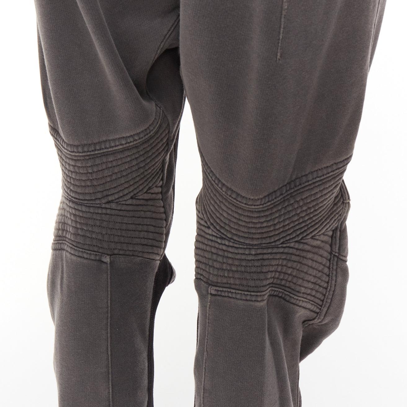 HAIDER ACKERMANN Pantalón jogger con paneles traseros de algodón lavado gris Perth FR36 S
Referencia: CNLE/A00300
Marca: Haider Ackermann
Material: Algodón
Color: Gris, Negro
Patrón: Sólido
Cierre: Elástico
Detalles adicionales: Espalda con