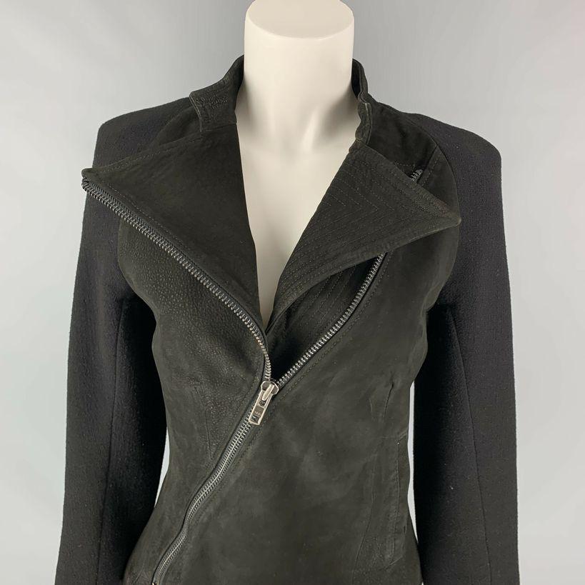 Die Jacke von HAIDER ACKERMANN aus schwarzer Schurwolle mit Wildledereinsätzen hat ein volles Futter, geschlitzte Taschen, einen Stehkragen und einen asymmetrischen Reißverschluss. Made in Italy.sehr gut
Gebrauchtes Zustand. 

Markiert:   38
