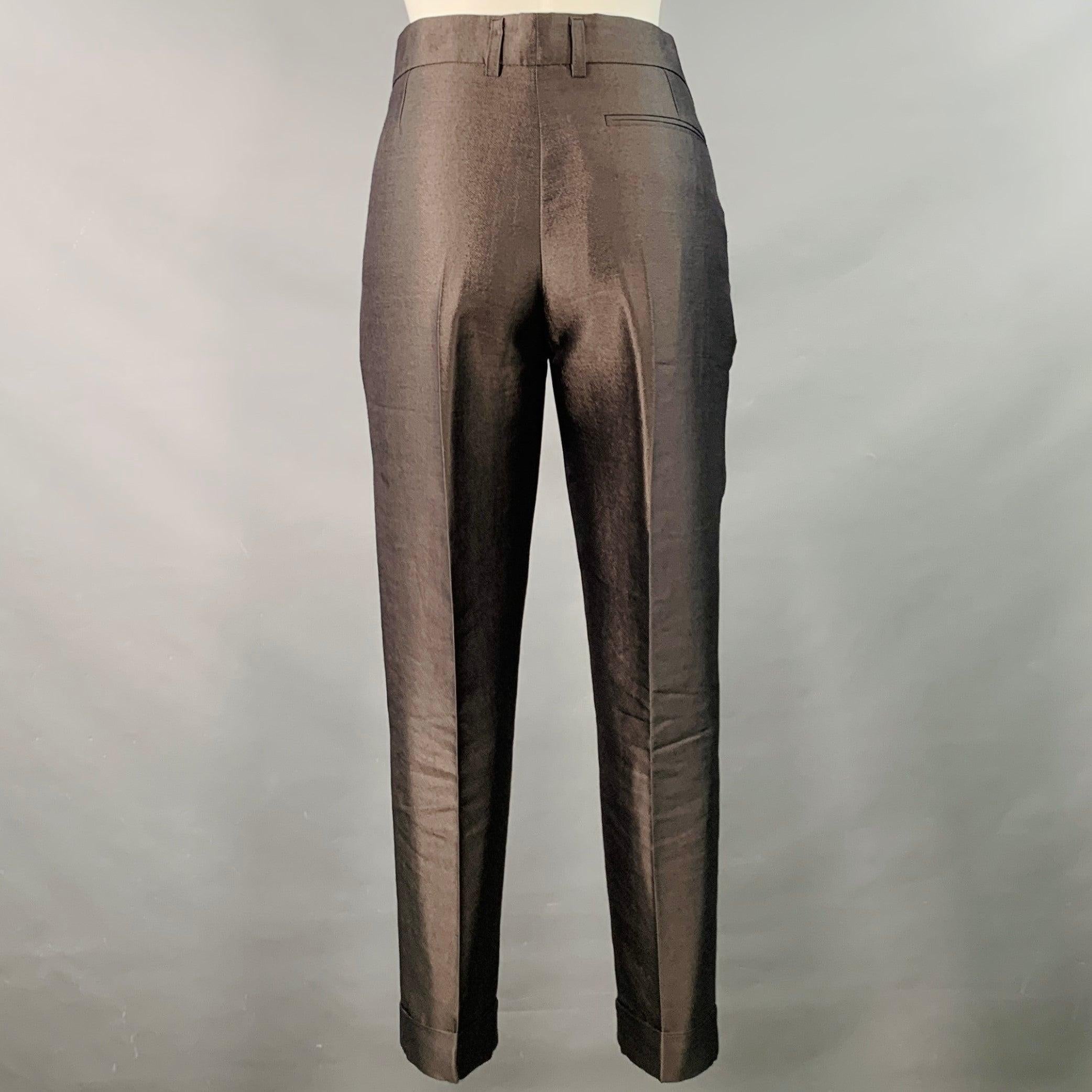 Pantalones de vestir HAIDER ACKERMANN
en un tejido de mezcla de lana y seda gris y plateado, con estilo pitillo, pernera con puños y cierre de bragueta con cremallera. Fabricado en Rumanía.Excelente estado de conservación. 

Marcado:   FR 38