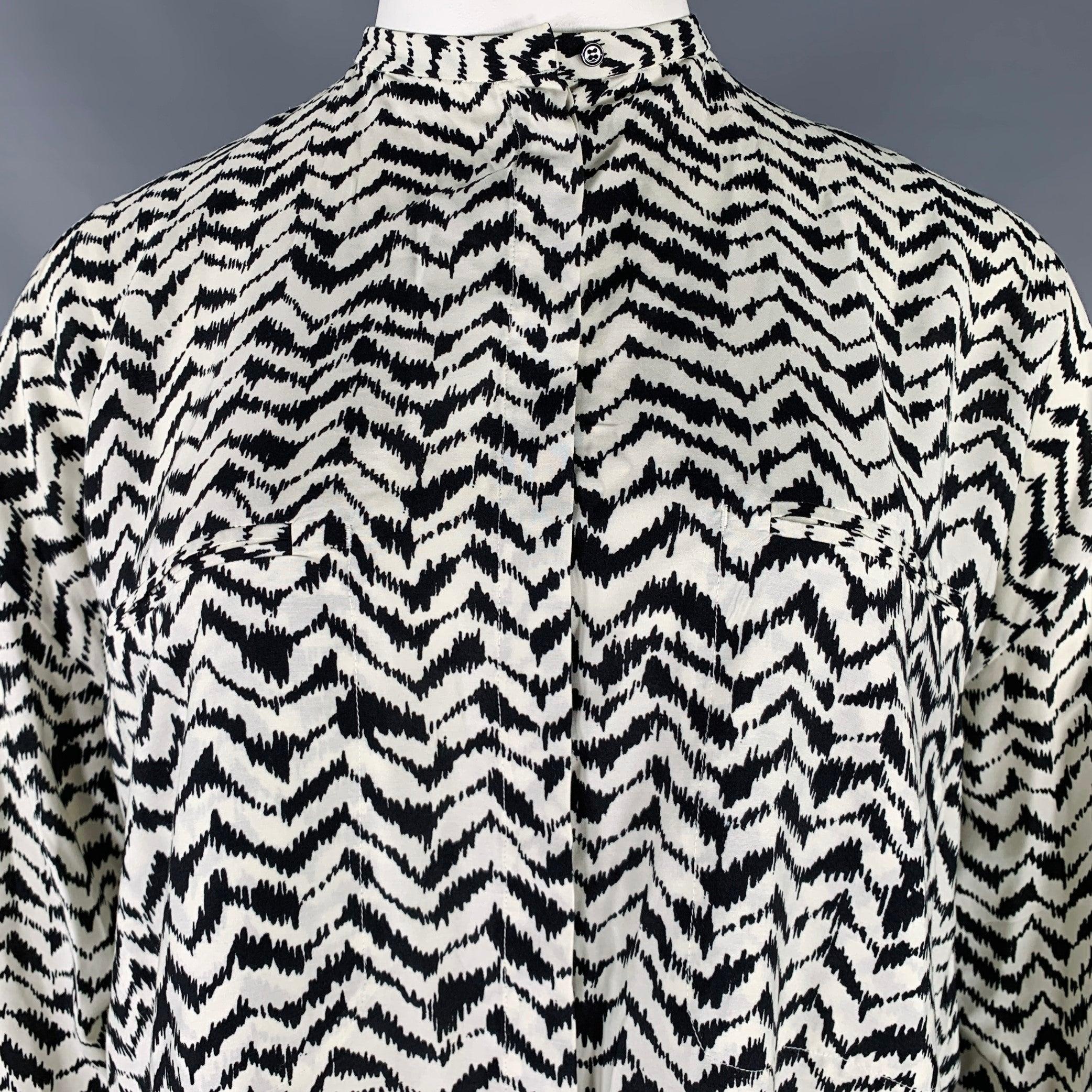 Chemise HAIDER ACKERMANN
en viscose mélangée noire et blanche, avec un style sans col, un motif en zig-zag et une fermeture à boutons. Fabriqué en Macédoine. Excellent état d'occasion. 

Marqué :   42 

Mesures : 
 
Epaule : 24 pouces Poitrine : 53