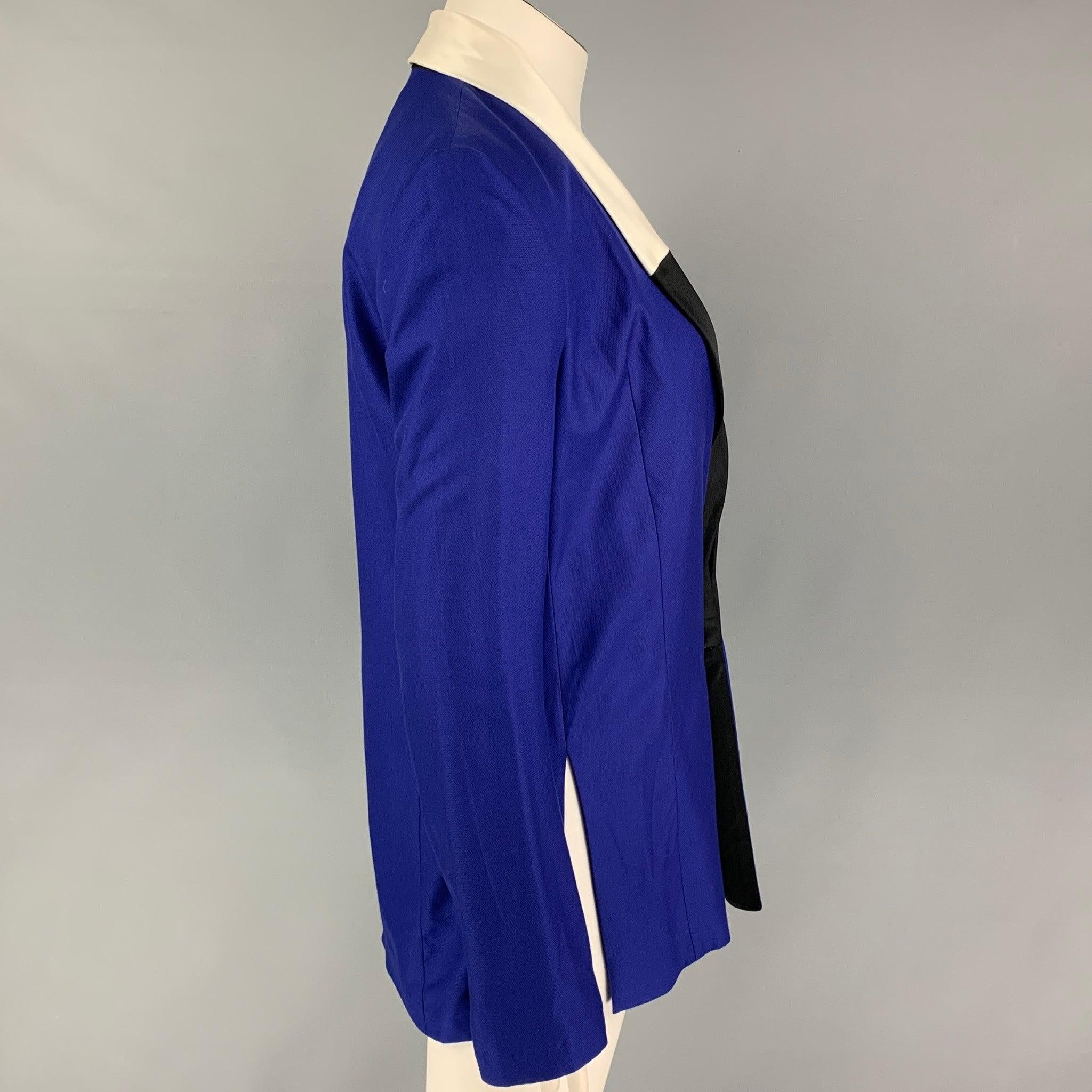HAIDER ACKERMAN blazer come in a blue silk featuring a black & white color block shawl lapel, side slits, and a hidden button closure. Includes tags. Made in Italy.Very Good
Pre-Owned Condition. 

Marked:   40 

Measurements: 
 
Shoulder: 17 inches 