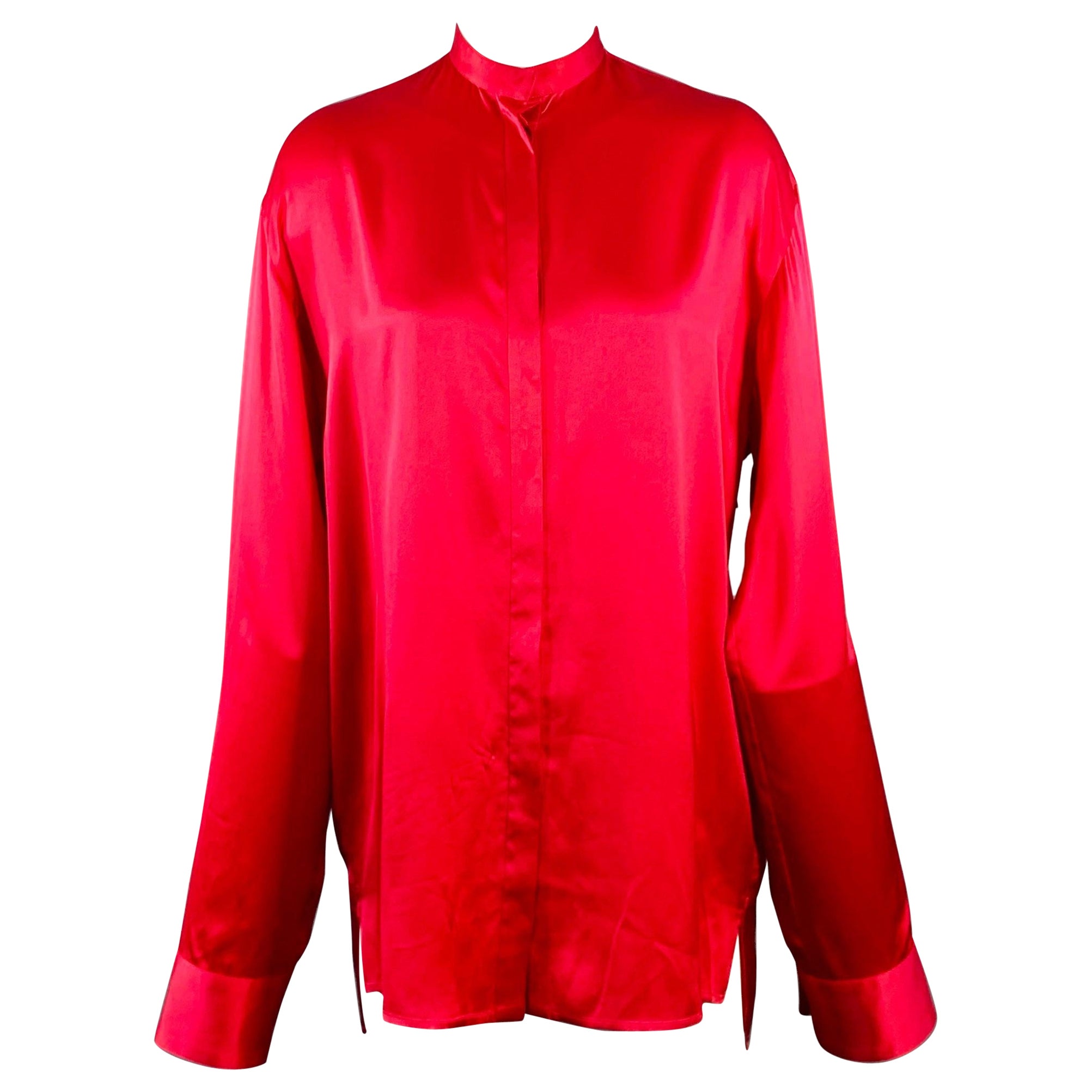 HAIDER ACKERMANN Camisa de seda roja satinada con cuello Nehru y botones ocultos Talla S