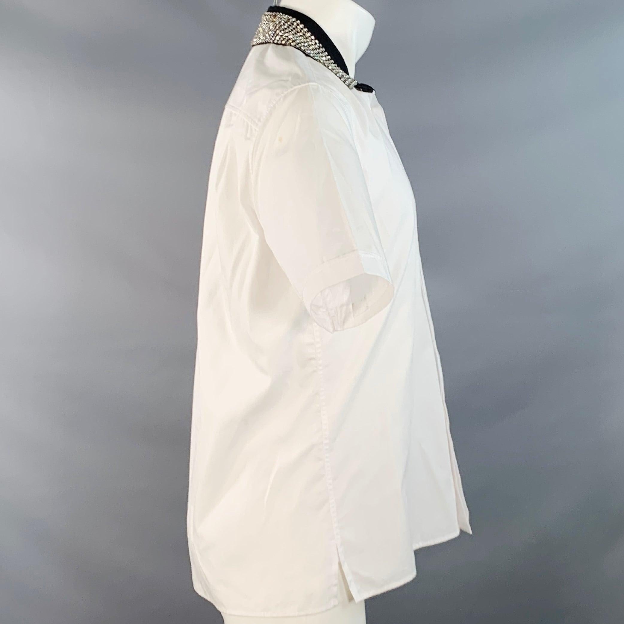 HAIDER ACKERMANN Camisa de manga corta de algodón con perlas y cristales, talla S Blanco con tapeta oculta en Bueno estado para la venta en San Francisco, CA