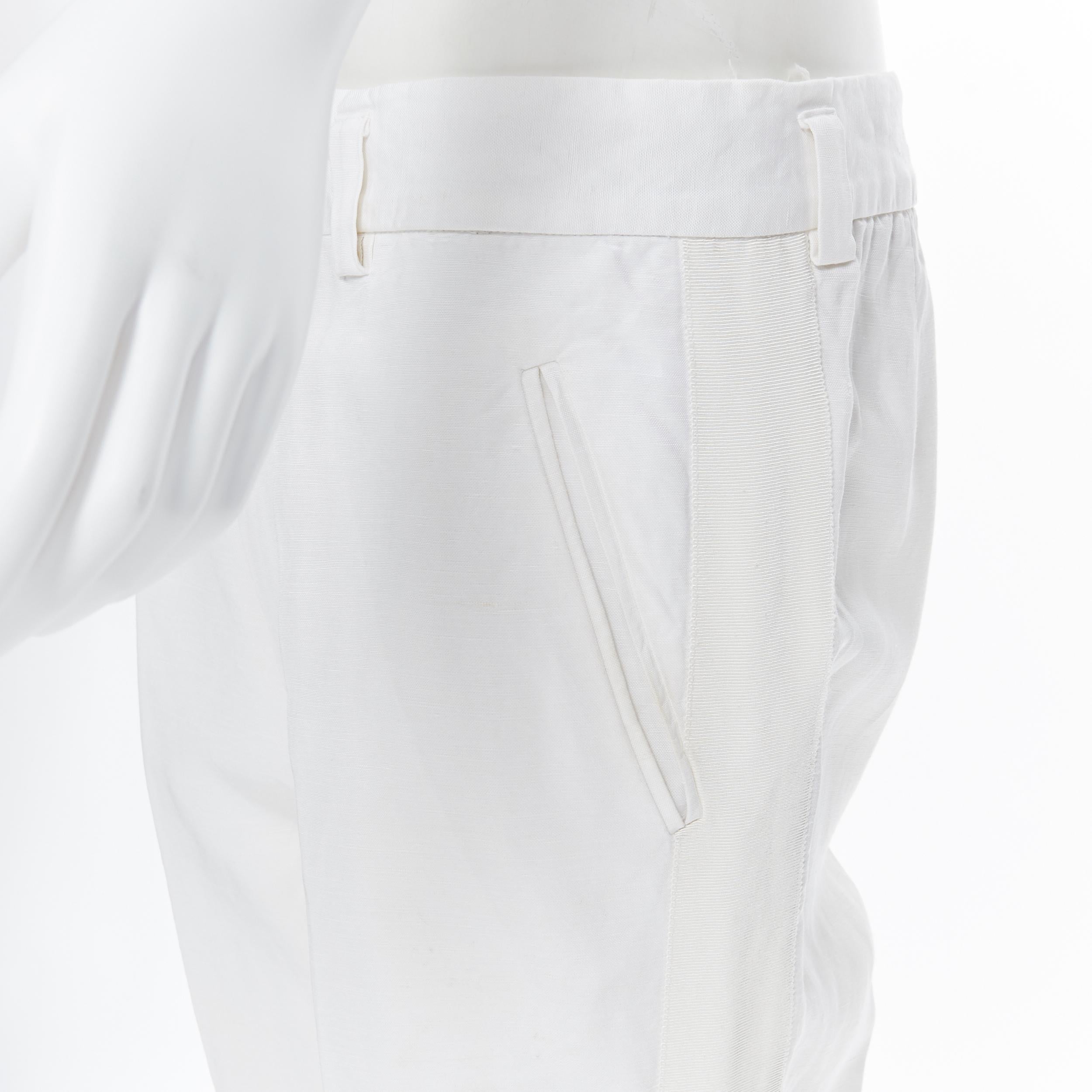 HAIDER ACKERMANN - Pantalon court en lin blanc clair avec bordure en gros-grain FR40 M en vente 1