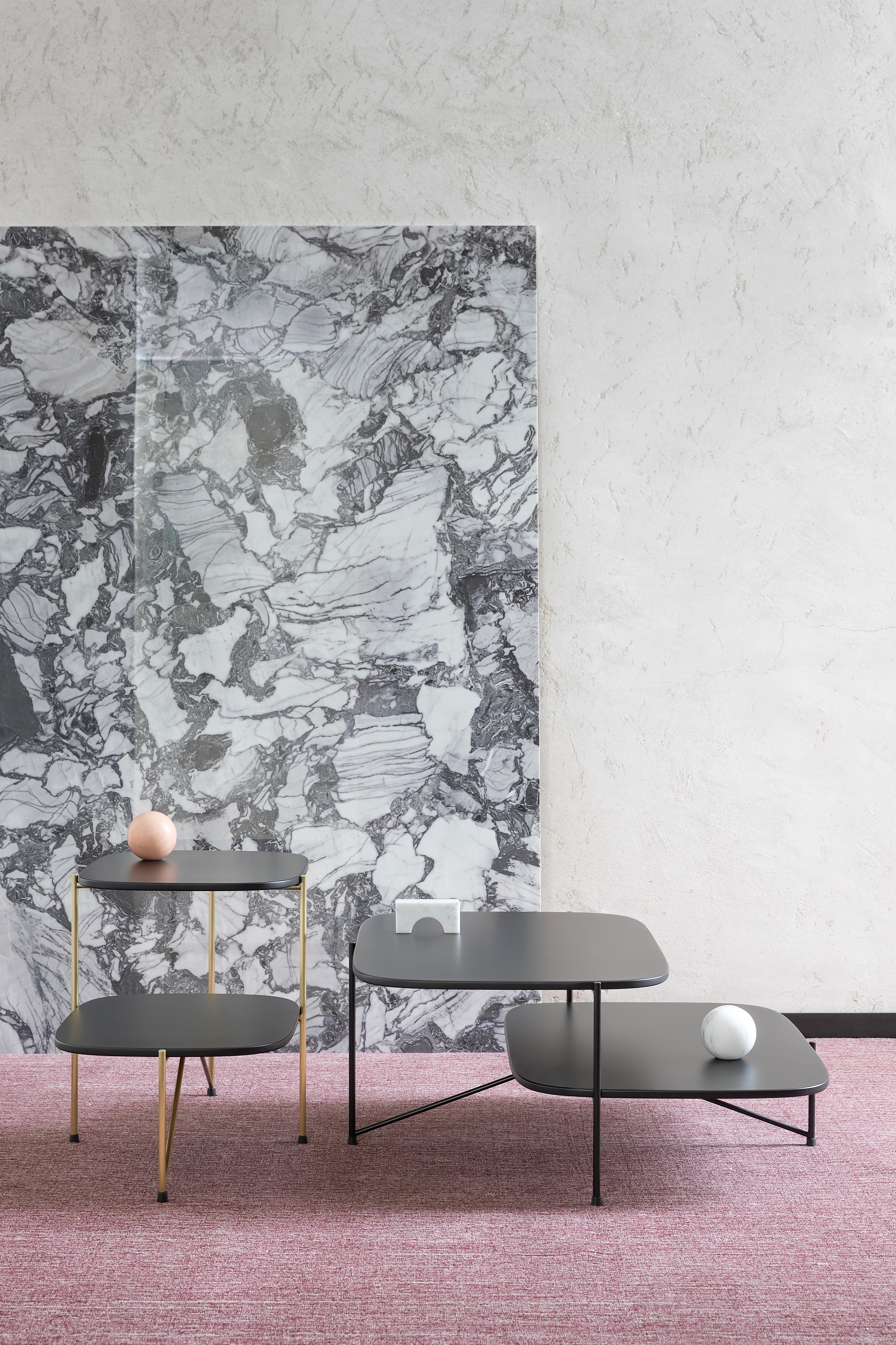 Moderne Grande table basse Haiku avec plateau crème et cadre en métal noir mat par Marco Zito en vente