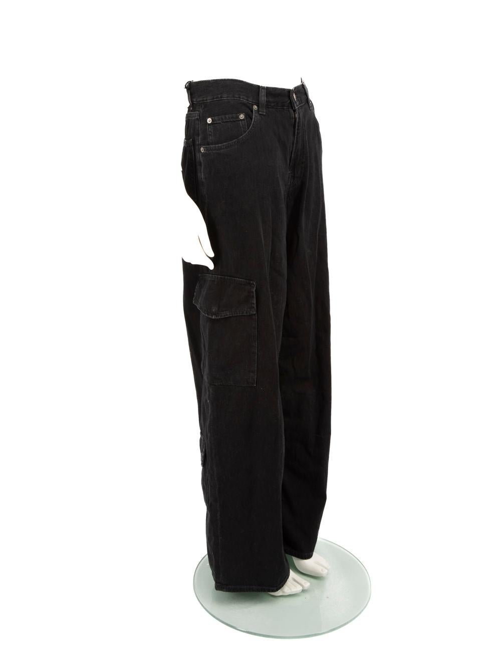 CONDIZIONE: mai indossato, con cartellini. Questo nuovo articolo di rivendita firmato Haikure non presenta alcun segno di usura visibile sui jeans.
 
 
 
 Dettagli
 
 
 Nero
 
 Denim
 
 Jeans cargo
 
 Gamba larga
 
 Altopiano
 
 3x Tasche anteriori
