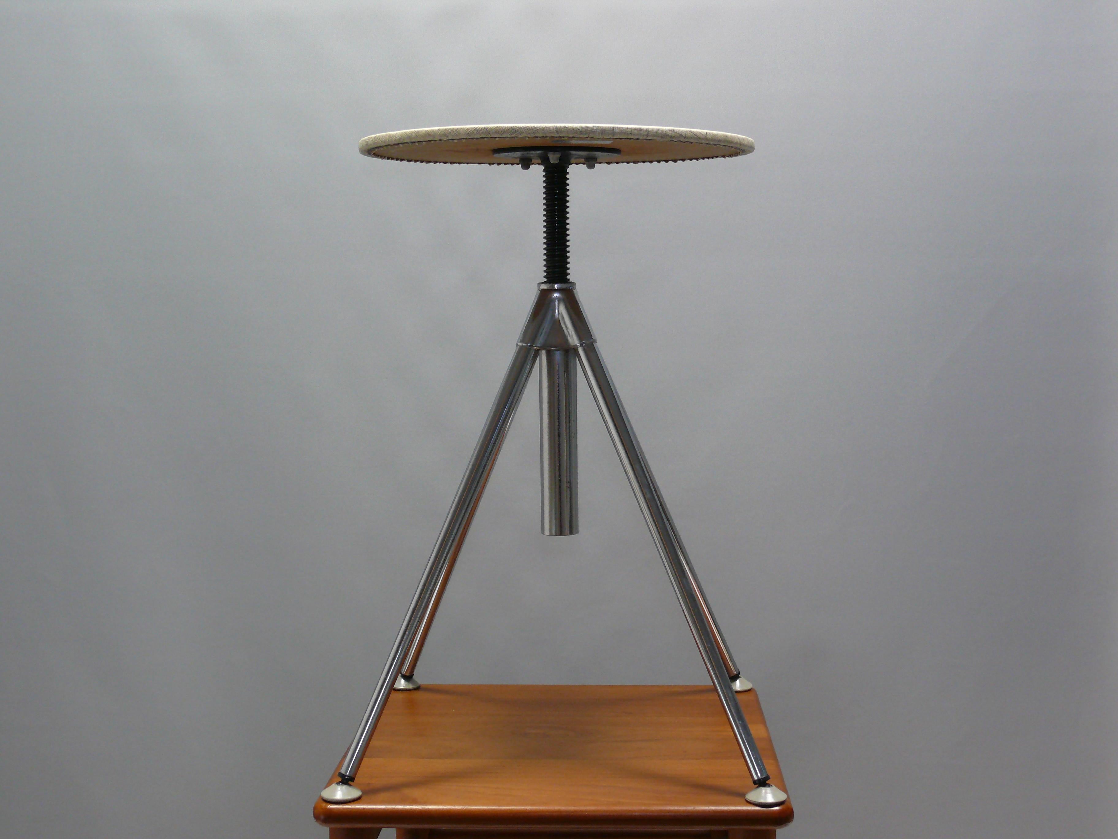Rare tabouret pivotant / tabouret de cuisine Steele original des années 1960 avec un axe en acier pour le réglage de la hauteur : Le tabouret repose sur 4 pieds coniques en métal chromé, maintenus par une moulure en fonte qui accueille également la