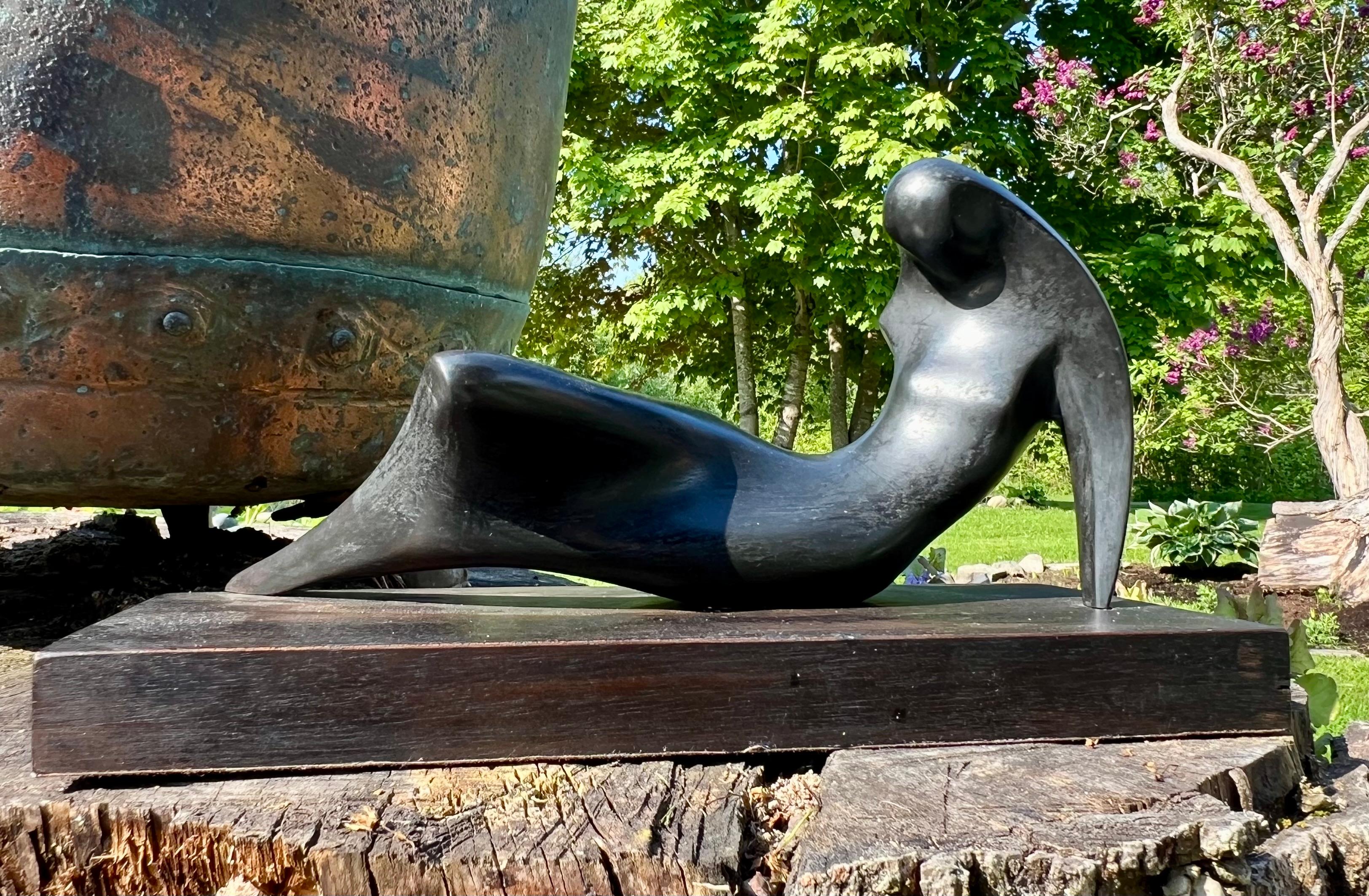 Escultura de bronce de una mujer en reposo del escultor turco-israelí Haim Azuz, n. 1932 

Esta pieza está firmada y numerada 2 de una edición de 10 en la parte inferior de la pata y mide 11,75