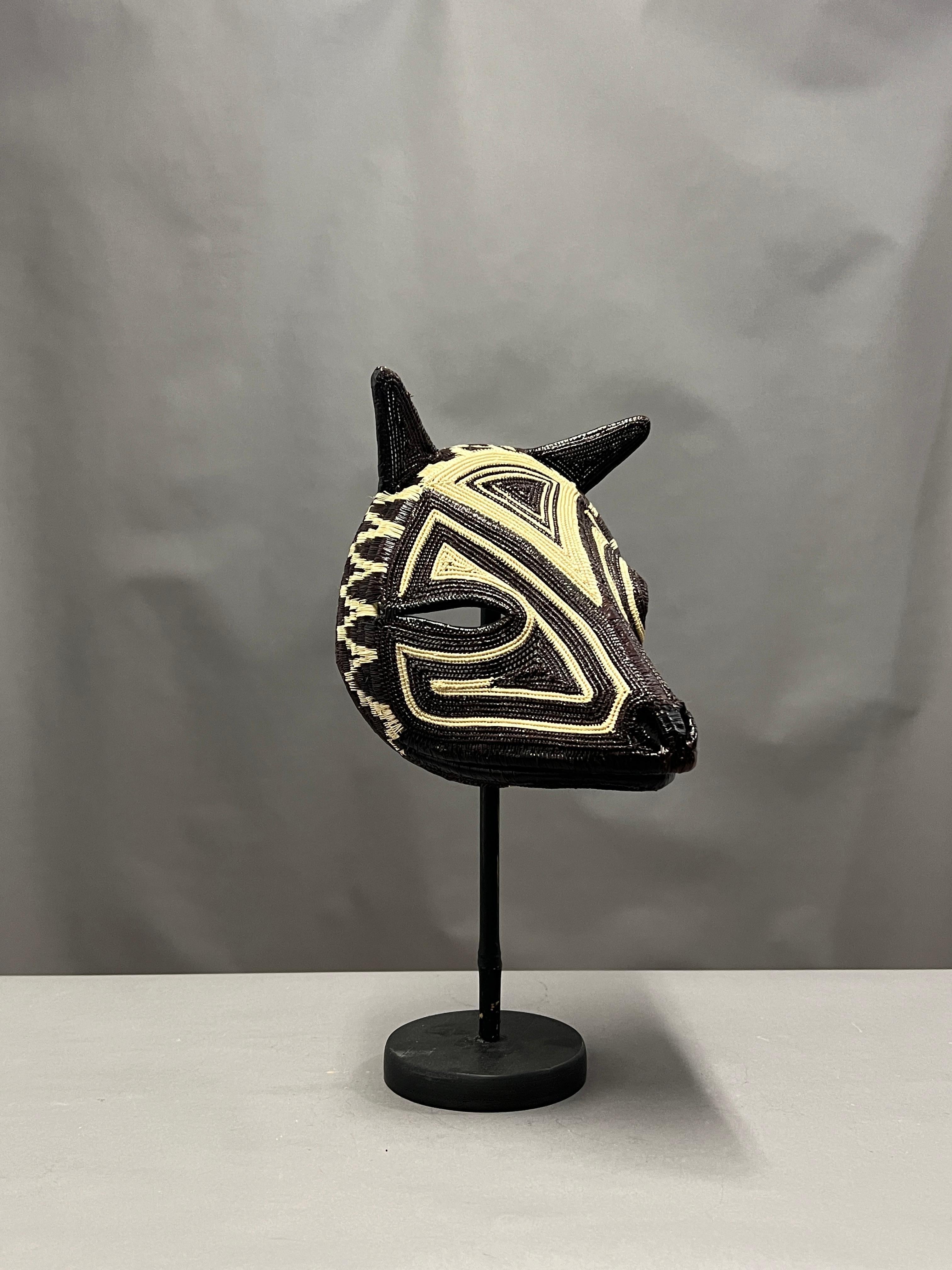 Schamanische Maske aus dem Regenwald Haímana (Stammeskunst) im Angebot