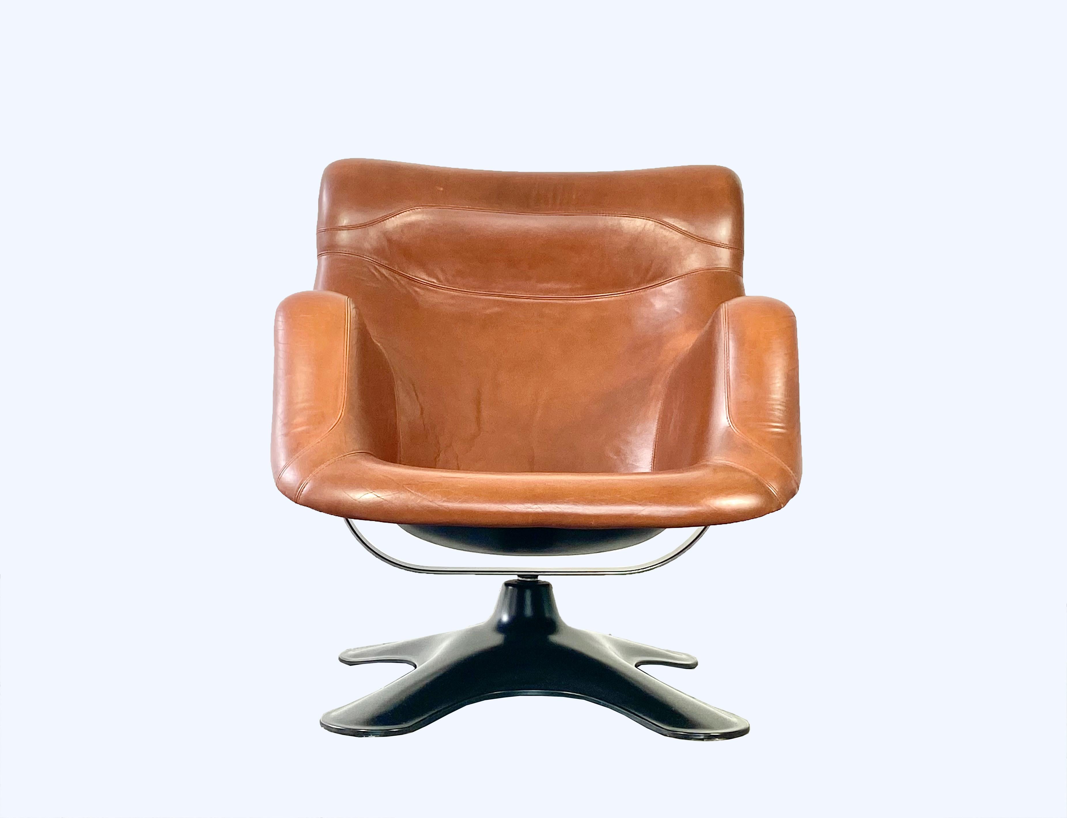 Very comfortable and futuristic Karuselli Lounge chair, designed by Yrjö Kukkapuro in 1965.

Black molded fiberglass seat shell, with original cognac-brown leather upholstery, colour tone 244. Equipped with 360 degree shivel function. Manufactured