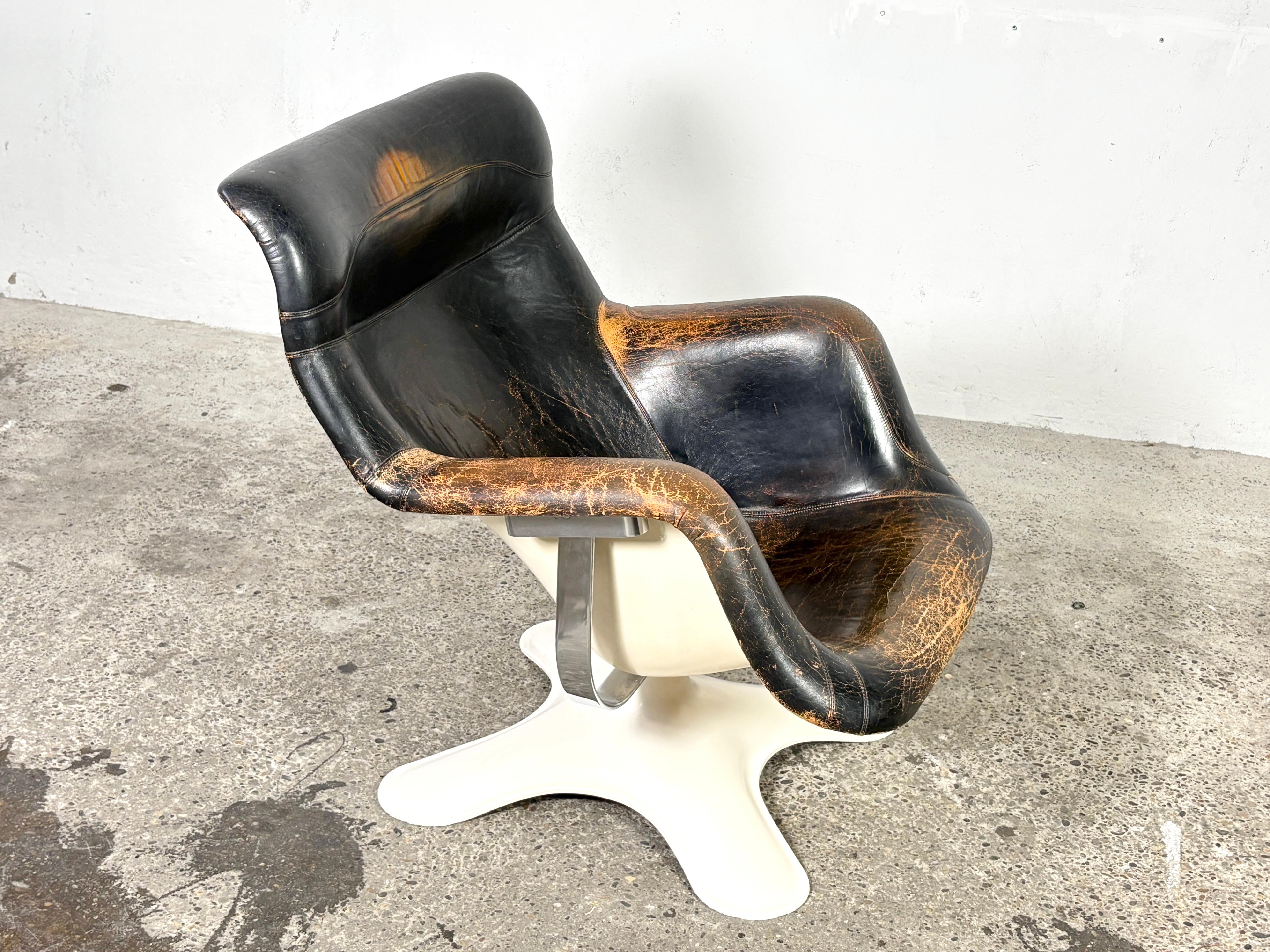 Chaise longue Karuselli très confortable et futuriste, conçue par Yrjö Kukkapuro en 1965.

coque de siège en fibre de verre moulée blanche, avec revêtement en cuir noir d'origine. Équipé d'une fonction de pivotement à 360 degrés. Fabriqué par Hami