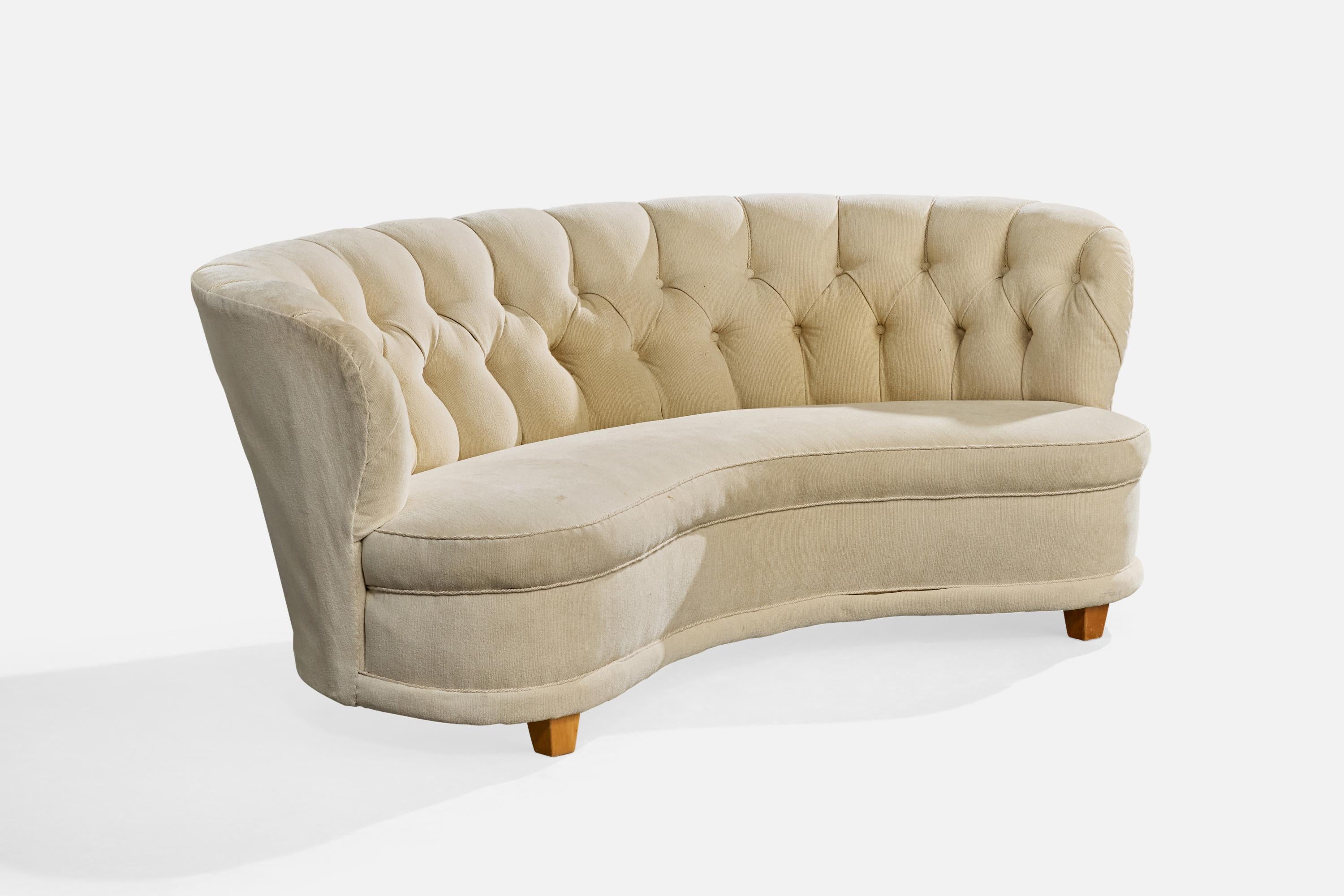 Ein cremefarbenes Sofa aus Stoff und Holz, hergestellt von Haimi, Finnland, ca. 1940er Jahre.

Eine Neupolsterung wird empfohlen.

Mäßige Flecken auf der linken Seite des Sitzkissens.

Ein Riss an der Außenseite des Rückens und einige Ausfransungen