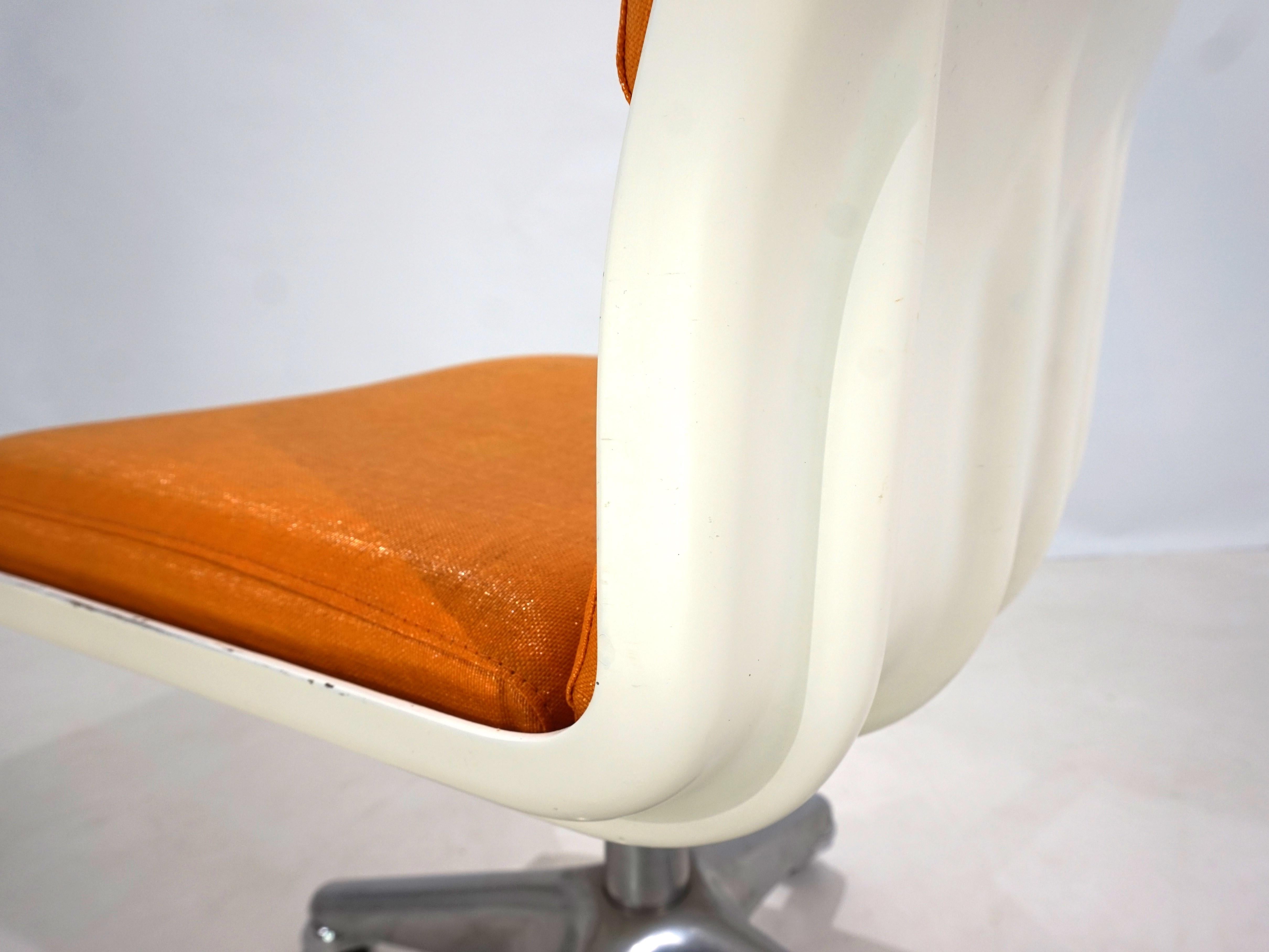 Haimi Space Age swivel chair by Yrjo Kukkapuro, 1960 im Angebot 10