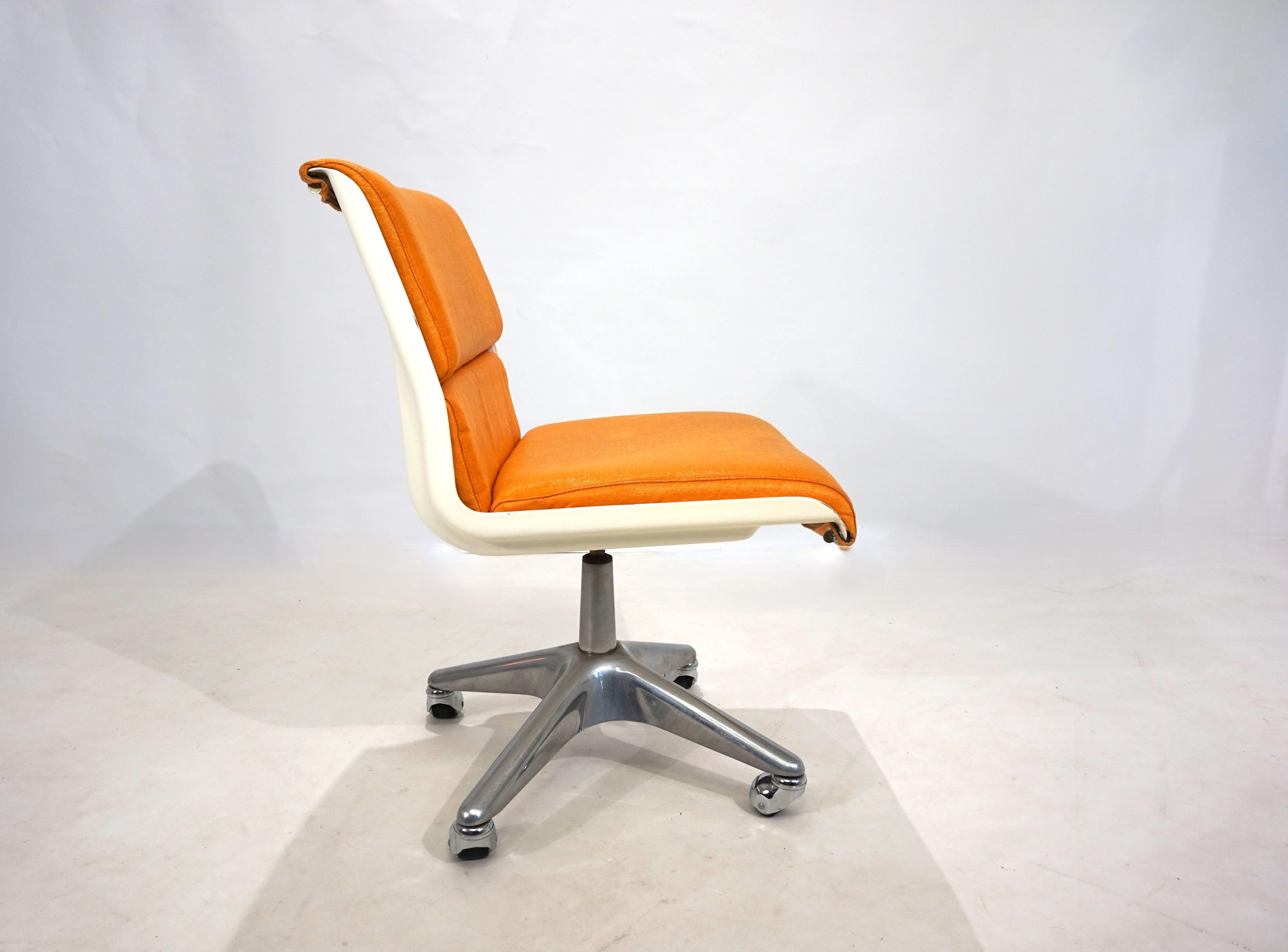 This Haimi swivel chair is a classic example of Space Age style in both color and materials. The fiberglass shell of the seat shows slight signs of wear along the edges, but no damage. The back of the seat features distinctive fins that enhance its