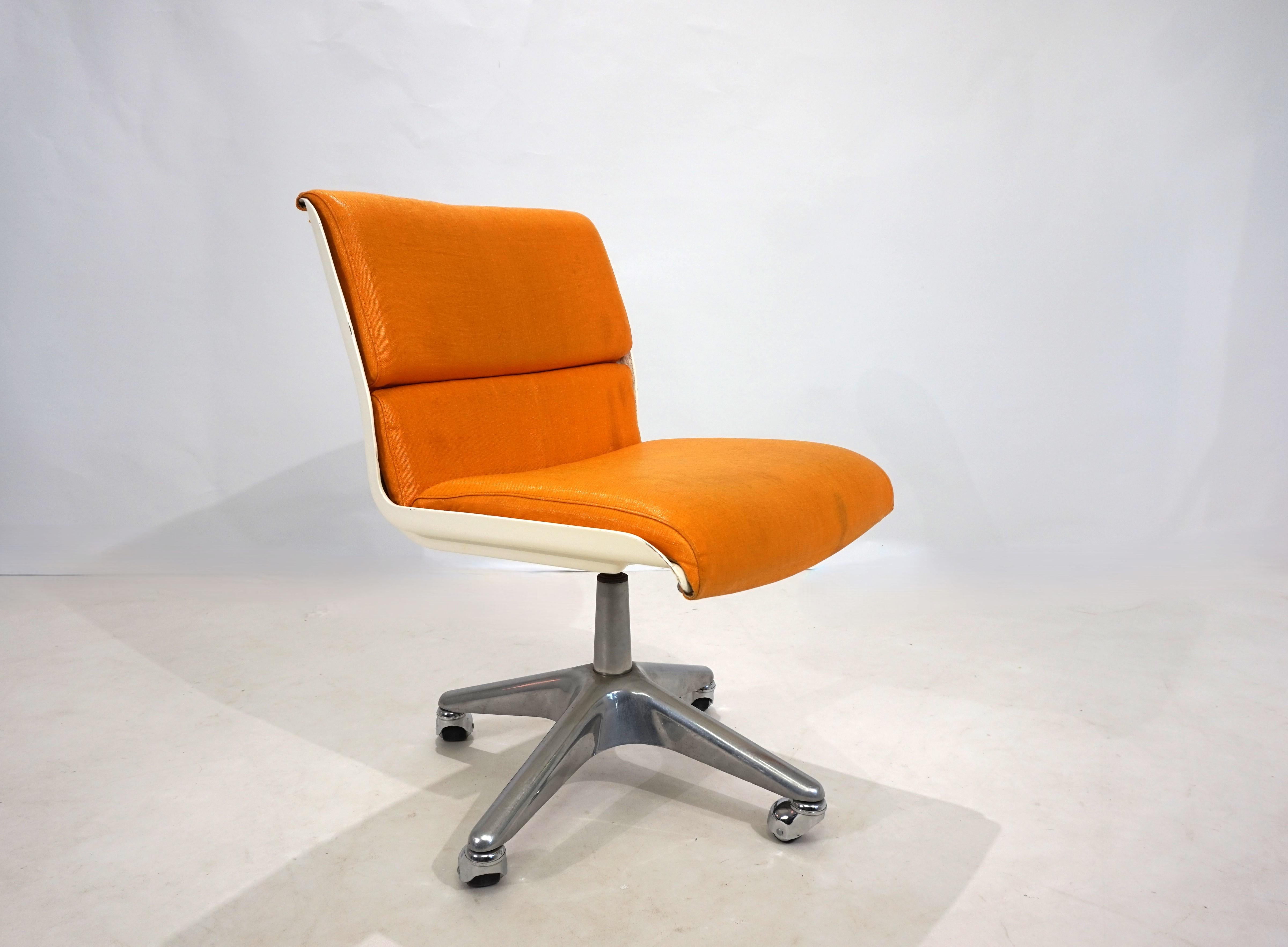 Haimi Space Age swivel chair by Yrjo Kukkapuro, 1960 (Finnisch) im Angebot