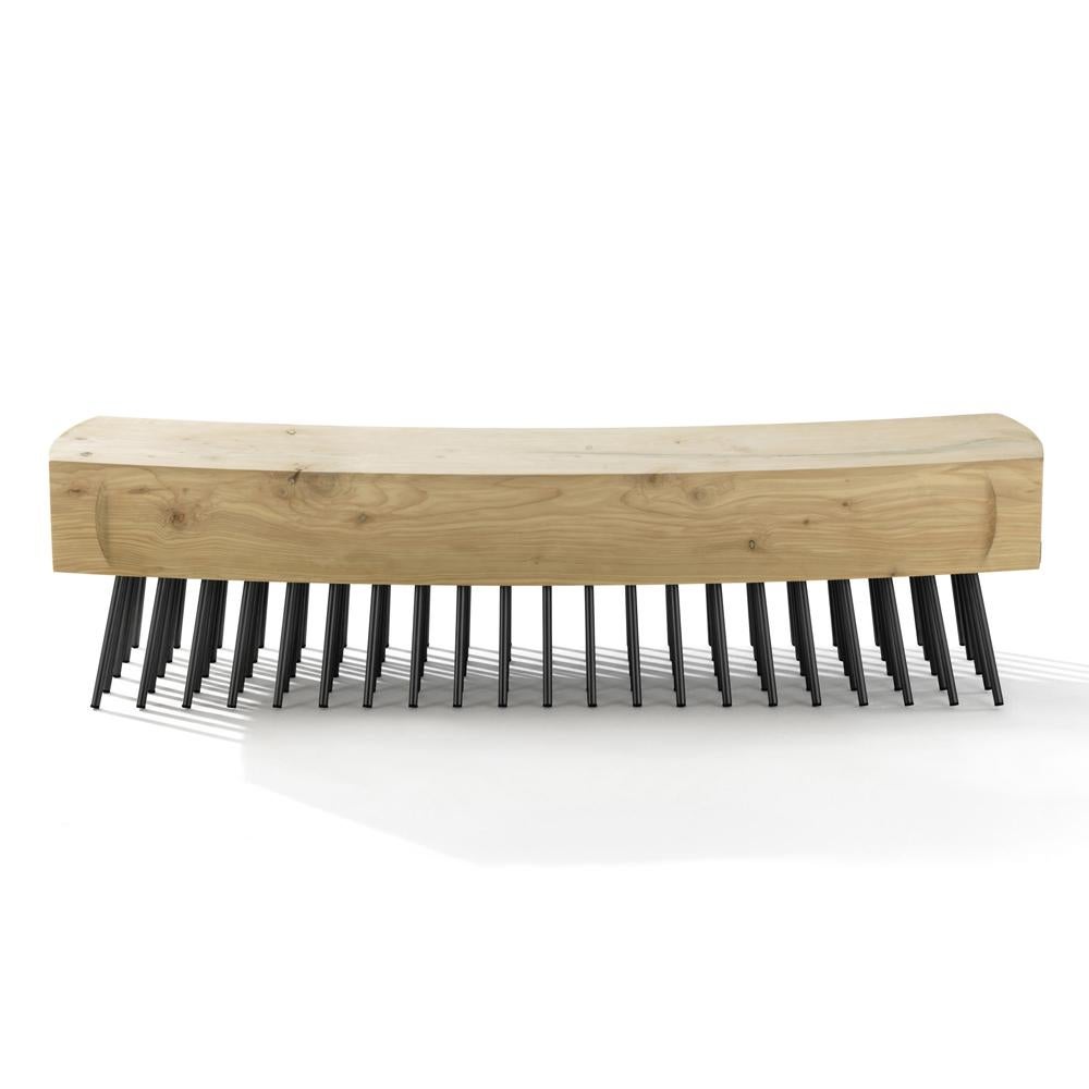 Bench hair brush with solid natural cedar
wood and with 1.6 cm diameter legs in tubular
iron lacquered with irondust in anthracite grey finish.
Treated solid cedar wood with wax with natural pine
extracts. Exceptional piece. In natural cedar, price: