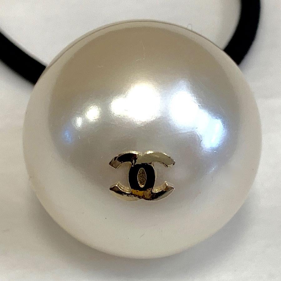 Black elastic and imposing mother-of-pearl pearl bearing CC from Maison Chanel.
New condition.
Dimensions: pearl height: 3cm.
Will be delivered in a non original pouch.