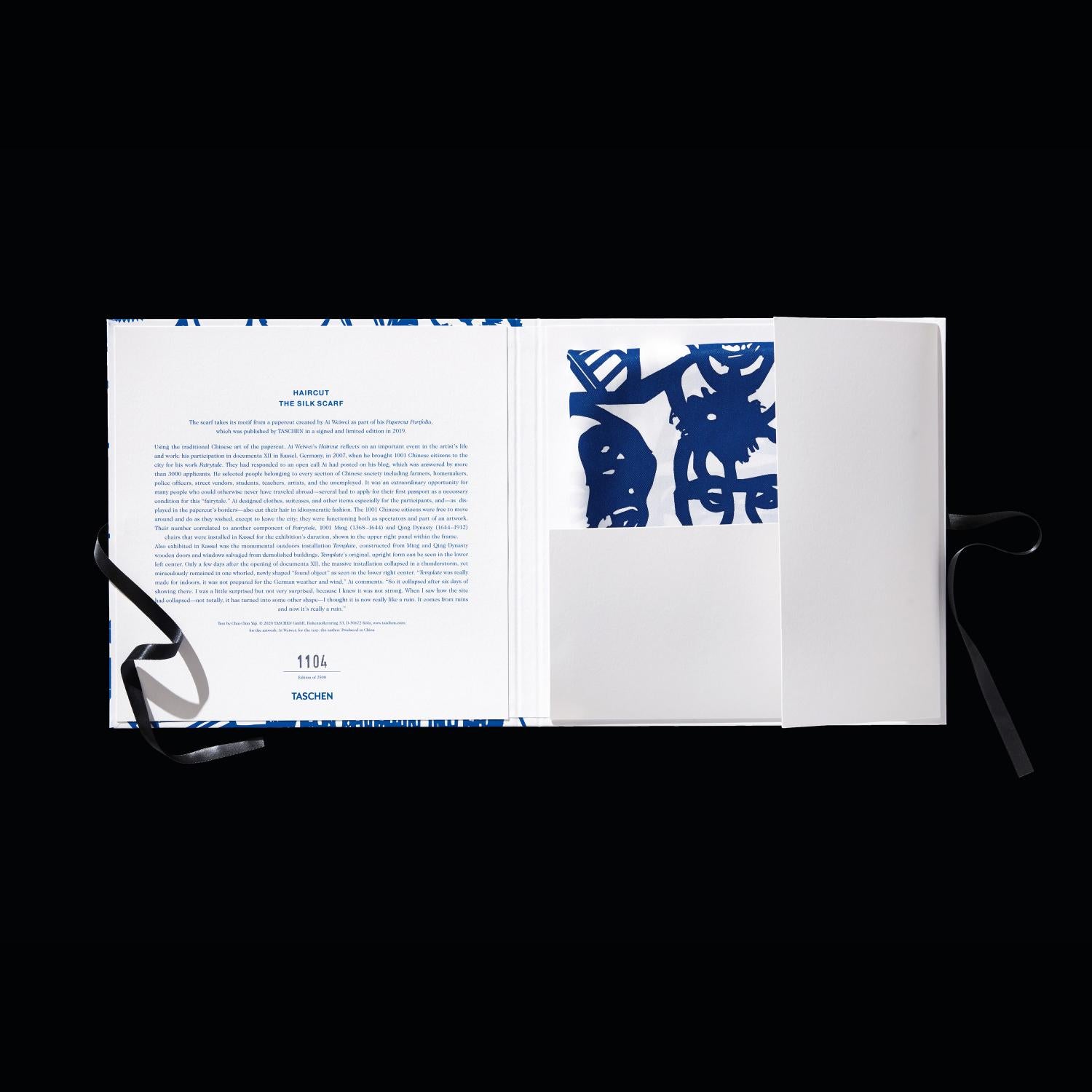 100% Seidenschal
handgewebt und mit Handsiebdruck
fertig mit handgerollten Kanten
Maße: 35.4 x 35,4 Zoll
auflage von 2.500 Stück
individuelle Geschenkbox

Das Motiv des Schals stammt von einem Scherenschnitt, den Ai Weiwei als Teil seines