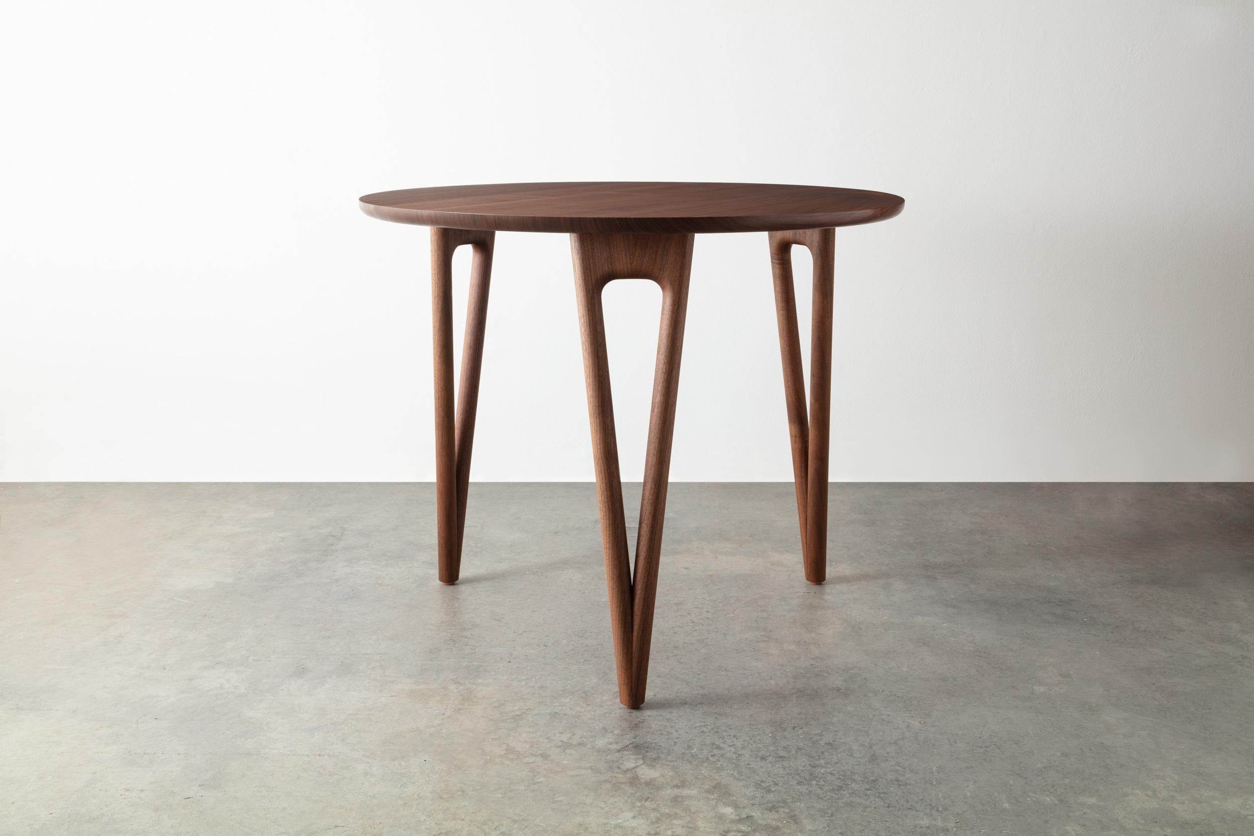 La table épingle à cheveux utilise une interprétation en bois massif d'un pied classique, donnant un nouveau style à ce support apparemment traditionnel.
Montré comme 36