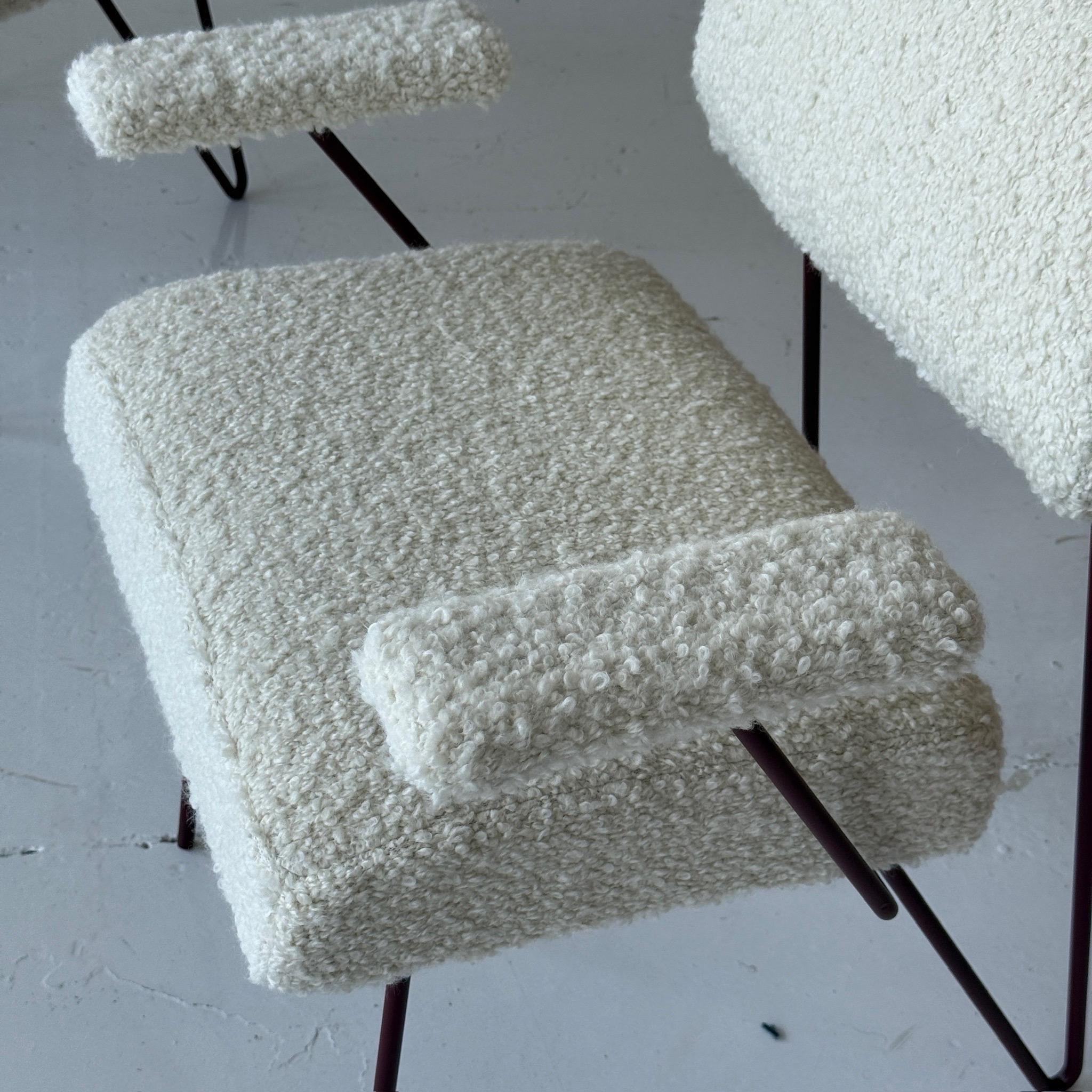 c. 1950s. USA. Le prix est celui de l'ensemble. Contactez-nous si vous souhaitez acheter un seul article. Reupholstered in fuzzy boucle and powdercoated dark maroon red. Chaises très rares. 

