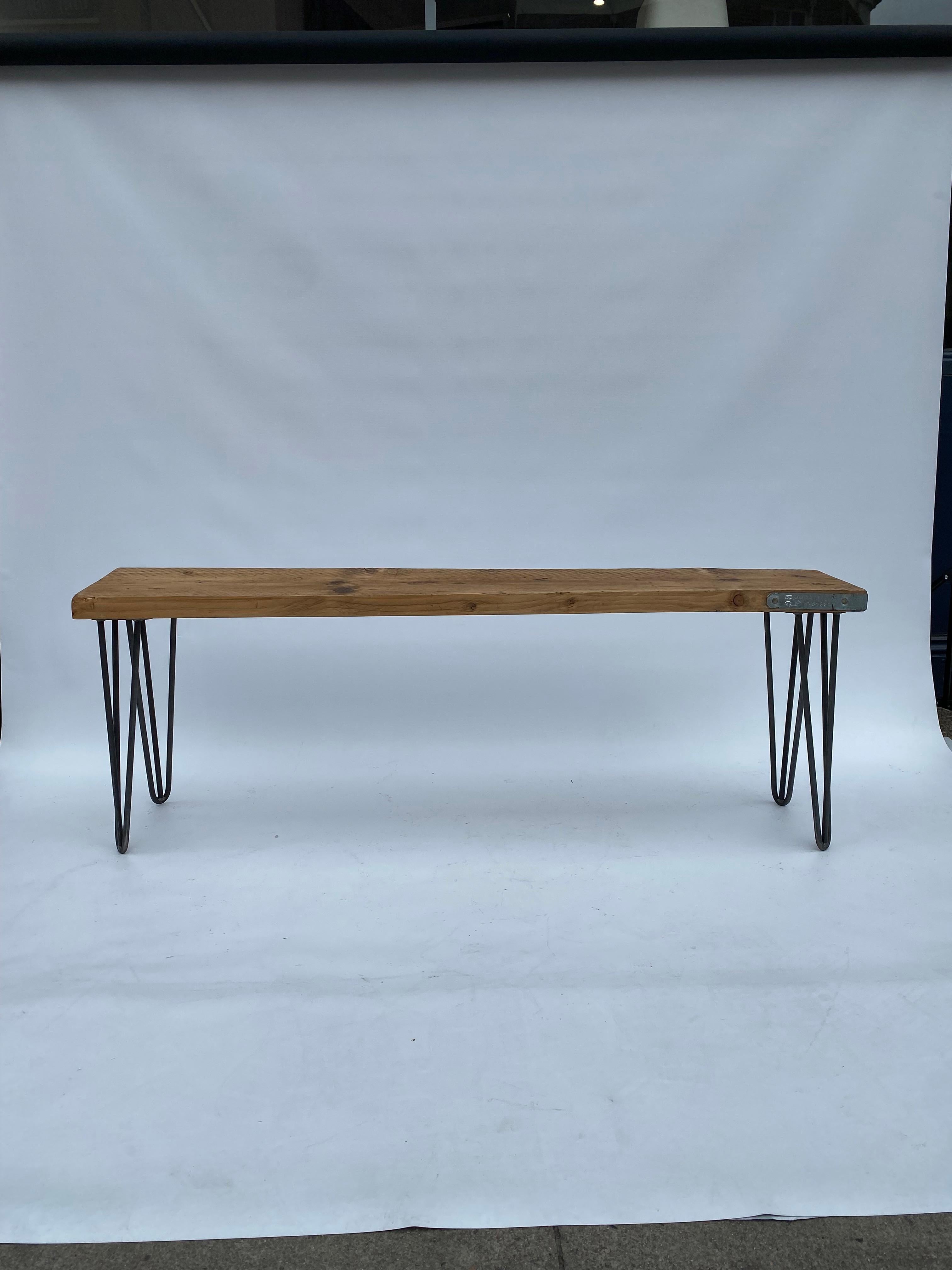 Banc industriel de la fin du XXe siècle en bois d'échafaudage avec beaucoup de caractère et des pieds en épingle à cheveux. Inspiré du style industriel du milieu du siècle. Le banc présente des lettres de fabricants en relief, une belle patine et