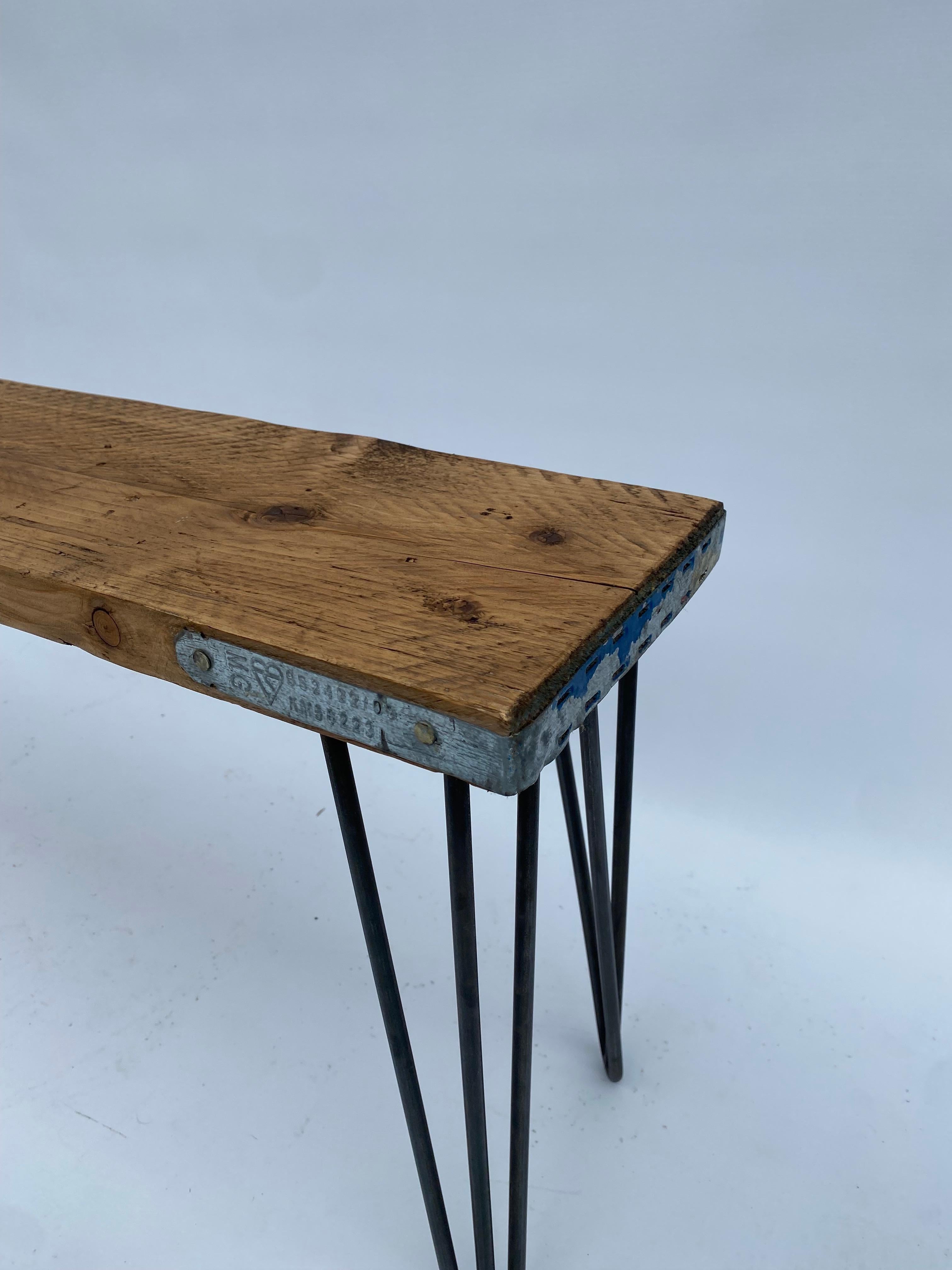 Fer Banc à pieds en épingle à cheveux en Wood Industry Midcentury Modern 1980 garden seat Vintage 2 en vente