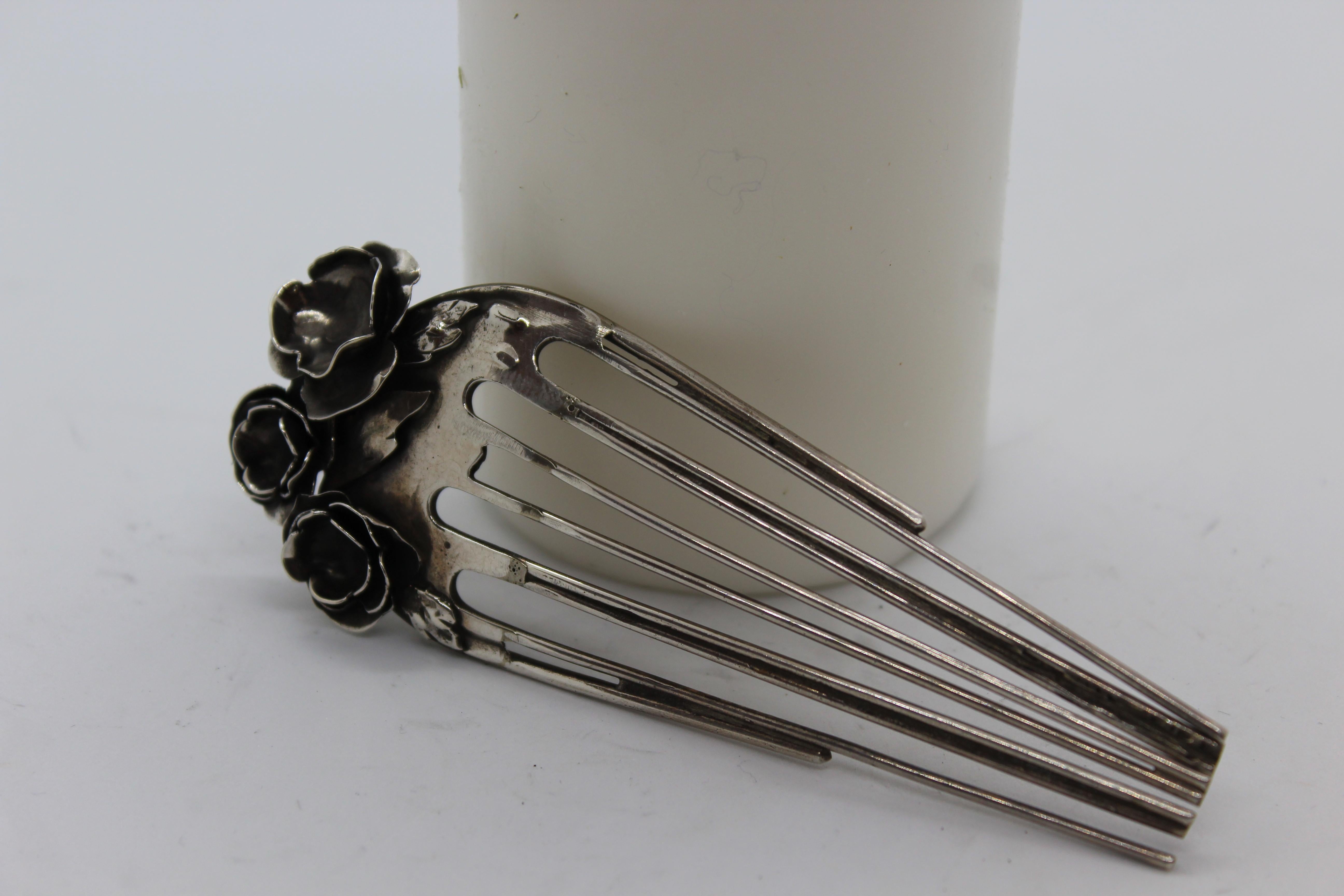 La barrette Roses fait partie de notre collection de bijoux.
 Tous nos bijoux en argent sterling sont fabriqués à la main : cela signifie qu'aucun n'est semblable à l'autre. En effet, notre objectif est de créer des produits uniques à haute valeur