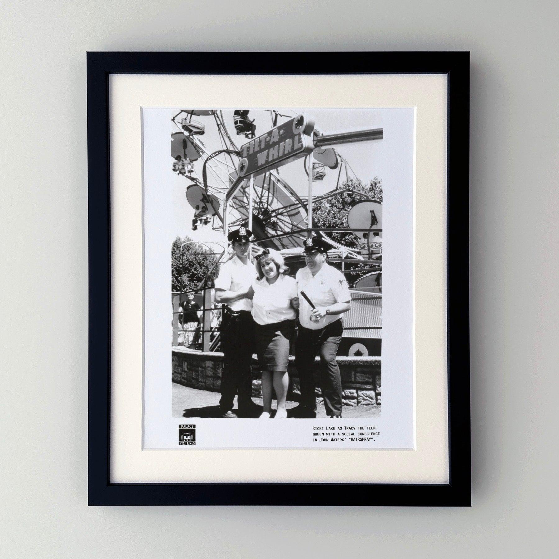 Photo publicitaire originale de 8x10 inches pour Hairspray (1988) avec Sonny Bono, Ruth Brown et Directional et réalisé par John Waters.

Les photos de publicité (film/production) ont été créées pour aider les studios à promouvoir leurs nouveaux