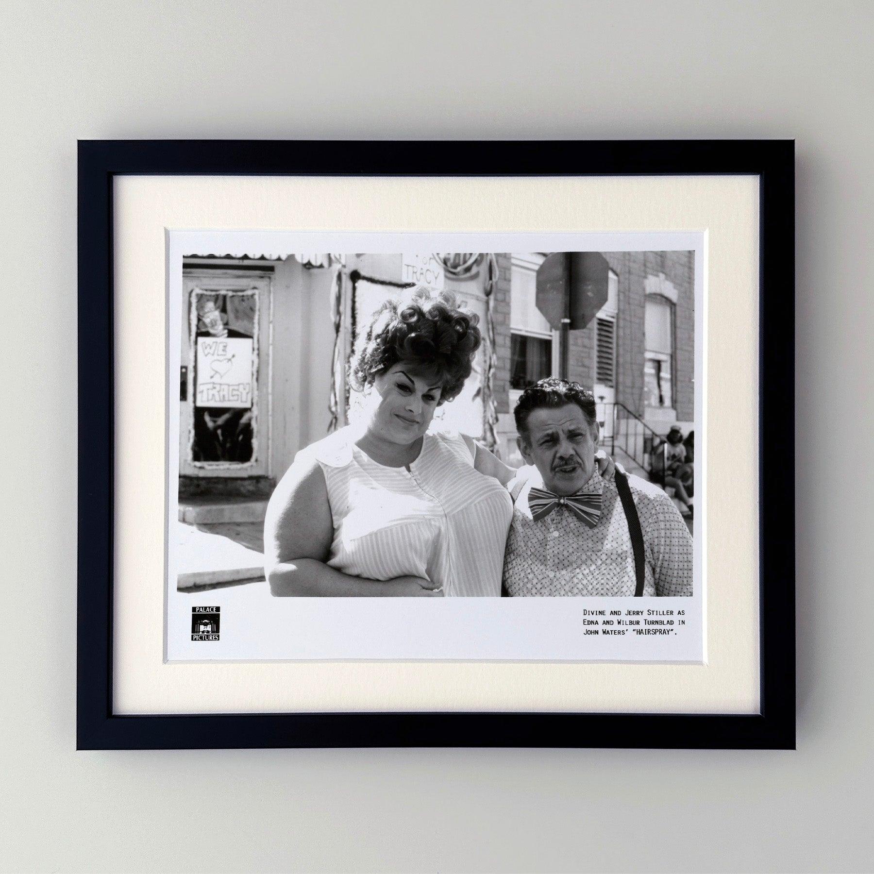 Photo publicitaire originale de 8x10 inches pour Hairspray (1988) avec Sonny Bono, Ruth Brown et Directional et réalisé par John Waters.

Les photos de publicité (film/production) ont été créées pour aider les studios à promouvoir leurs nouveaux
