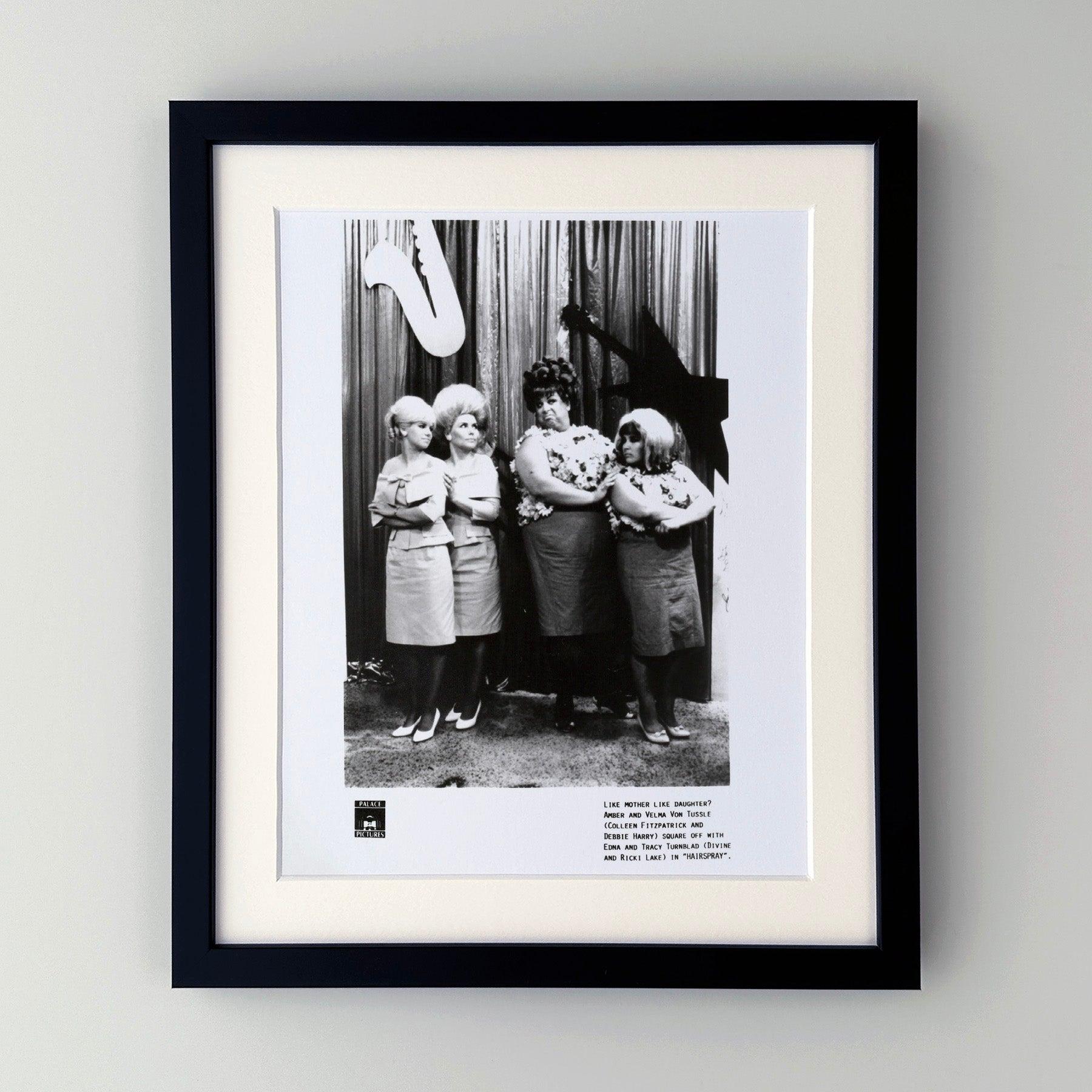 Photo publicitaire originale de 8x10 inches pour Hairspray (1988) avec Sonny Bono, Ruth Brown et Directional et réalisé par John Waters.

Les photos de publicité (film/production) ont été créées pour aider les studios à promouvoir leurs nouveaux