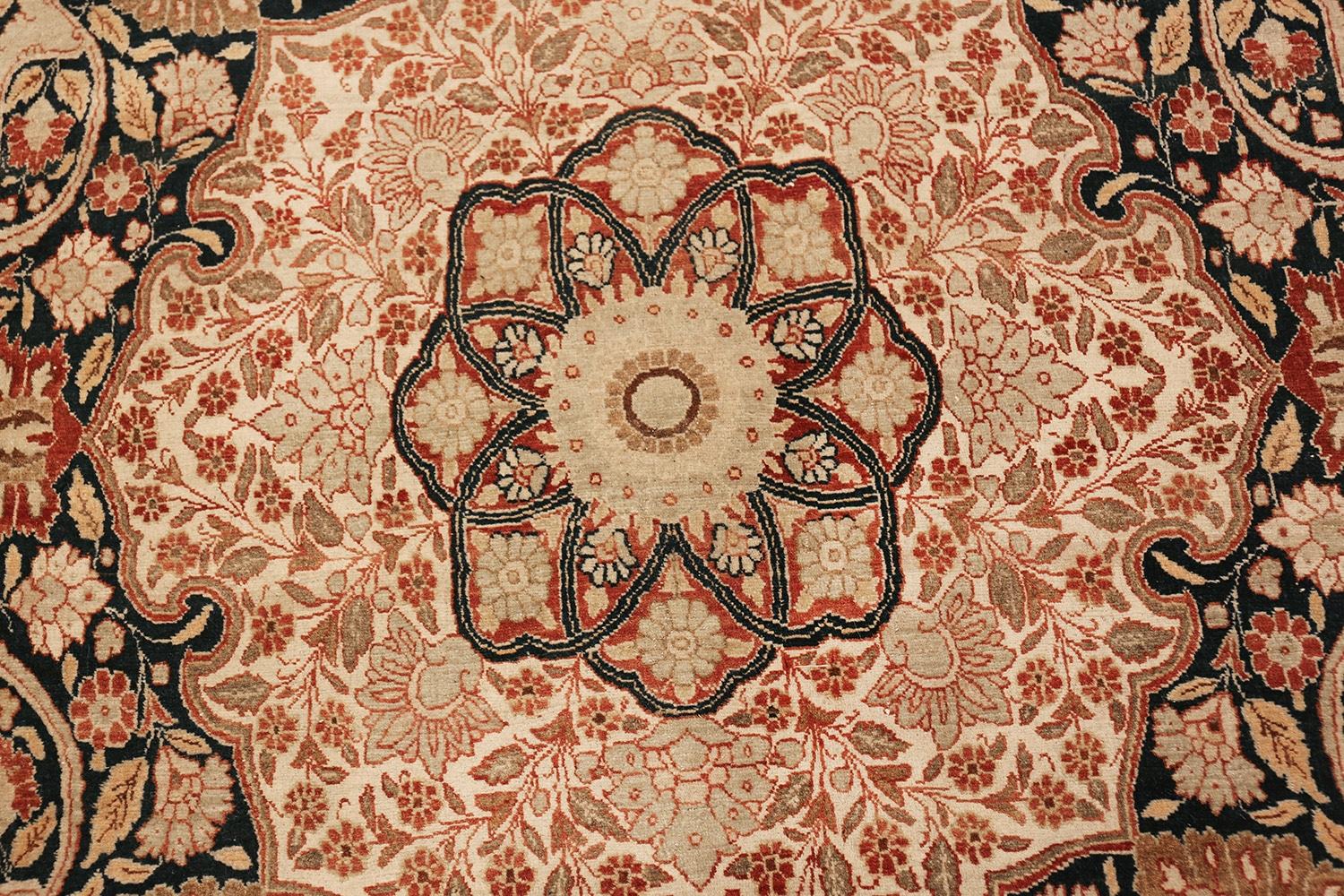 Antiker persischer Täbris-Teppich von Nazmiyal Haji Jalili. 10 Fuß x 13 Fuß 6 Zoll (Tabriz) im Angebot
