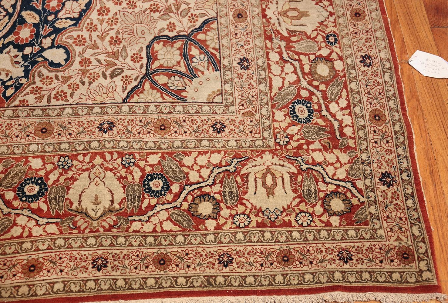 Antiker persischer Täbris-Teppich von Nazmiyal Haji Jalili. 10 Fuß x 13 Fuß 6 Zoll (Persisch) im Angebot