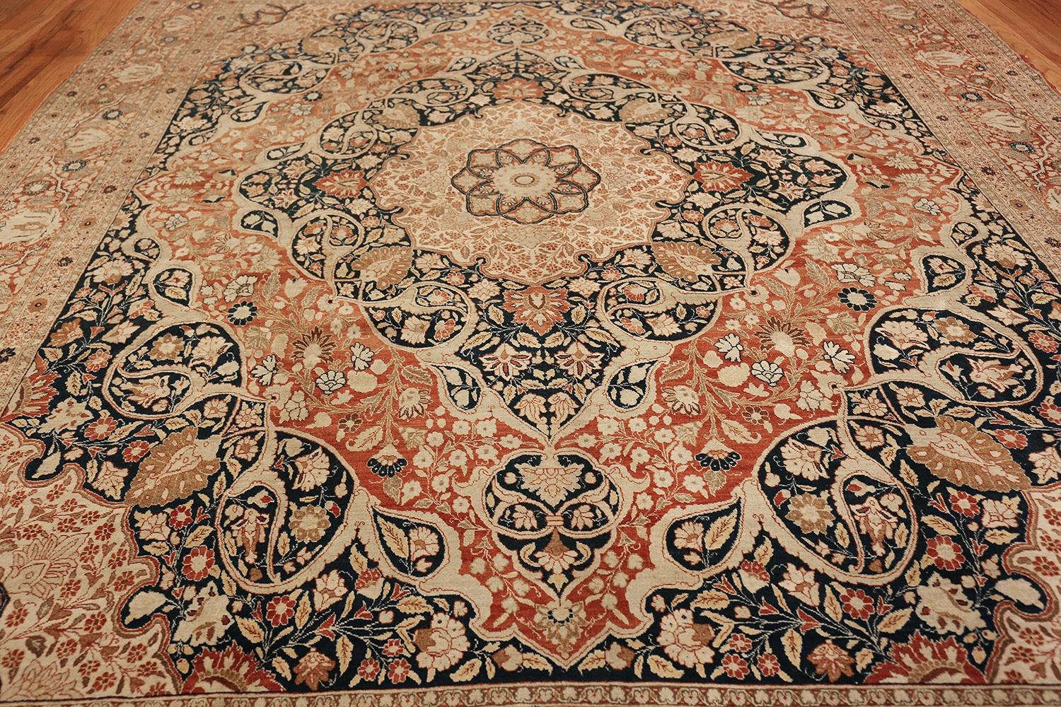 Antiker persischer Täbris-Teppich von Nazmiyal Haji Jalili. 10 Fuß x 13 Fuß 6 Zoll im Zustand „Gut“ im Angebot in New York, NY