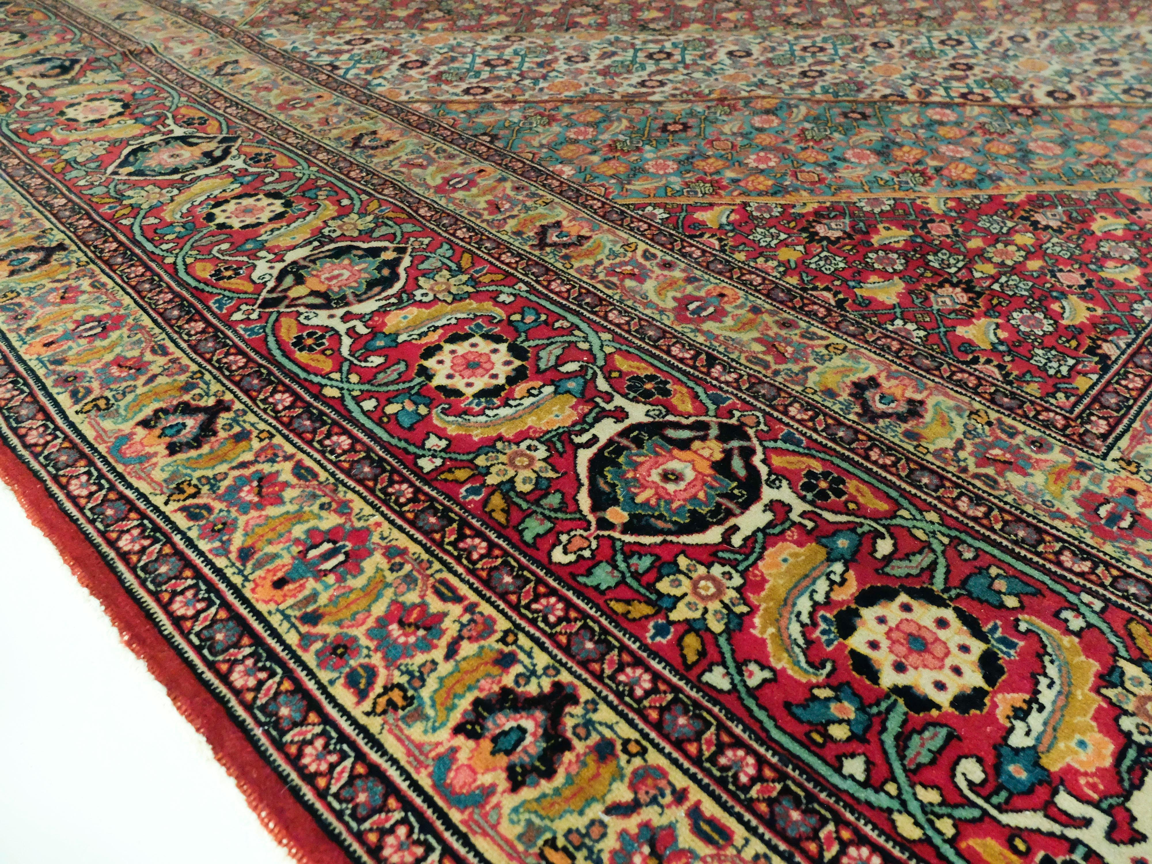 Tapis ancien Haji Jalili Tabriz, circa 1880s Bon état - En vente à Los Angeles, CA