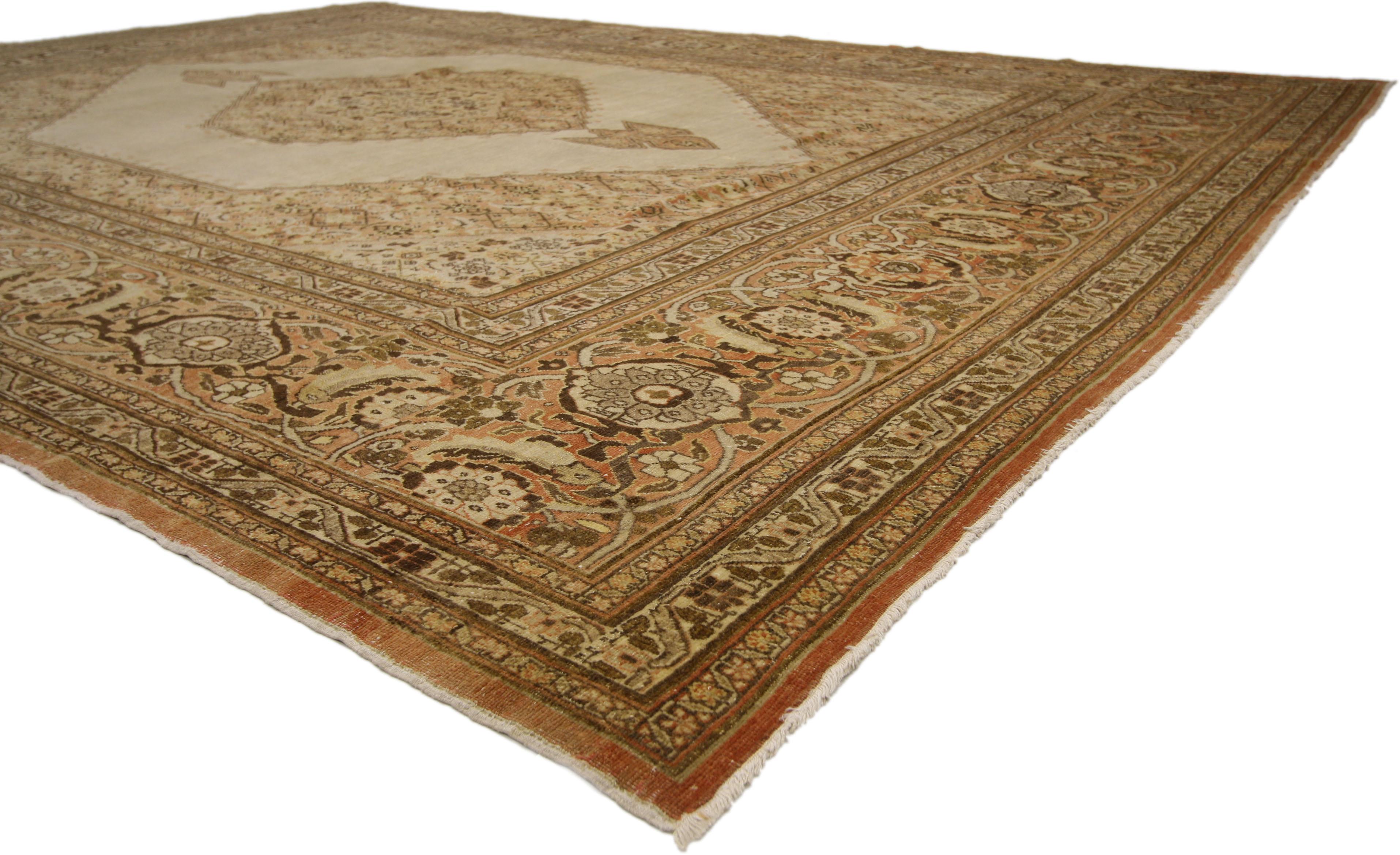74938 Haji Khalili Antique Persian Tabriz Rug, 09'05 x 12'07. 

Les tapis persans Tabriz de Haji Khalili sont réputés pour leur qualité exceptionnelle et leurs motifs complexes. Ils proviennent de Tabriz, en Iran, centre historique du tissage de