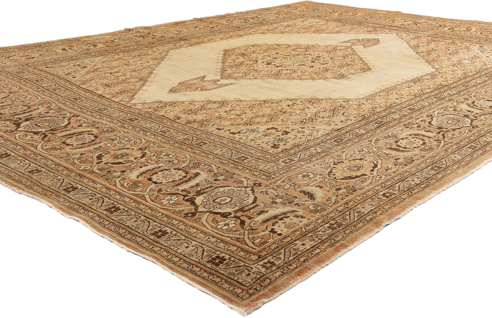74938 Fin du 19e siècle Haji Khalili Tapis ancien persan Tabriz, 09'05 x 12'07. Imprégné de la mystique du passé historique de la Perse, ce tapis persan Haji Khalili Tabriz de la fin du XIXe siècle est une symphonie d'art et de tradition, noué à la