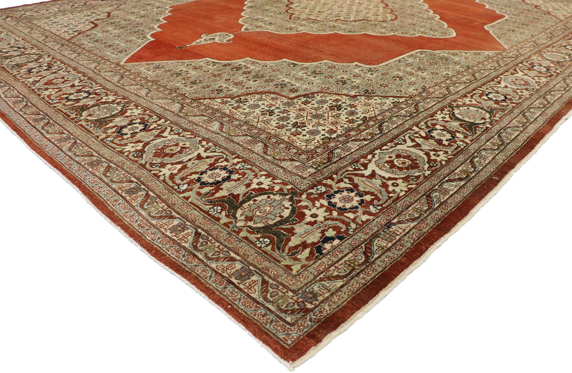 53482, Haji Khalili, tapis persan antique Tabriz, style manoir Tudor anglais. Avec ses couleurs chaudes dans les tons de la terre et ses détails ornés, ce tapis Tabriz persan ancien en laine Haji Khalili noué à la main est prêt à impressionner. Le