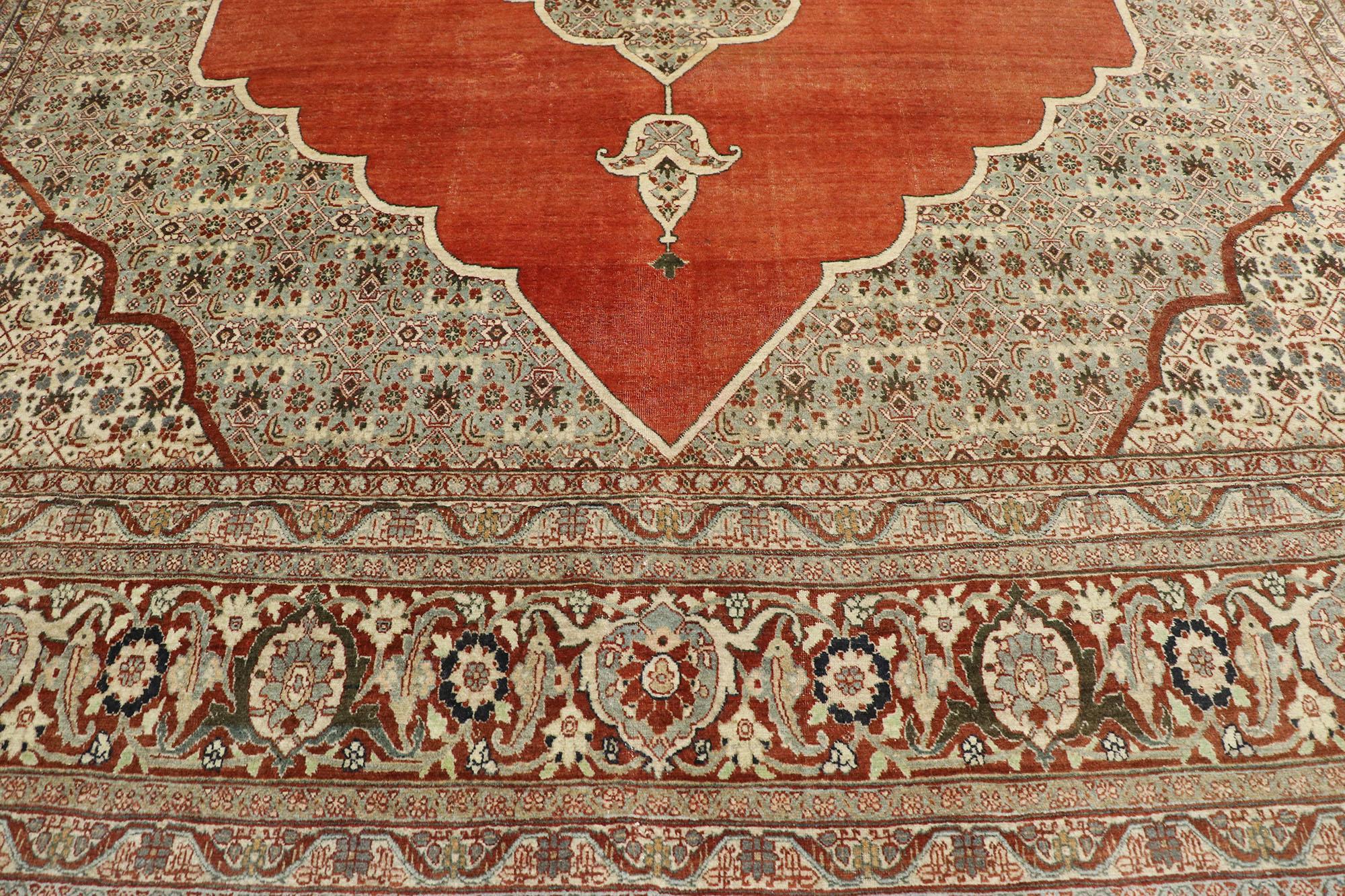 Noué à la main Tapis persan antique de Tabriz par Haji Khalili avec motif de manoir Tudor anglais en vente