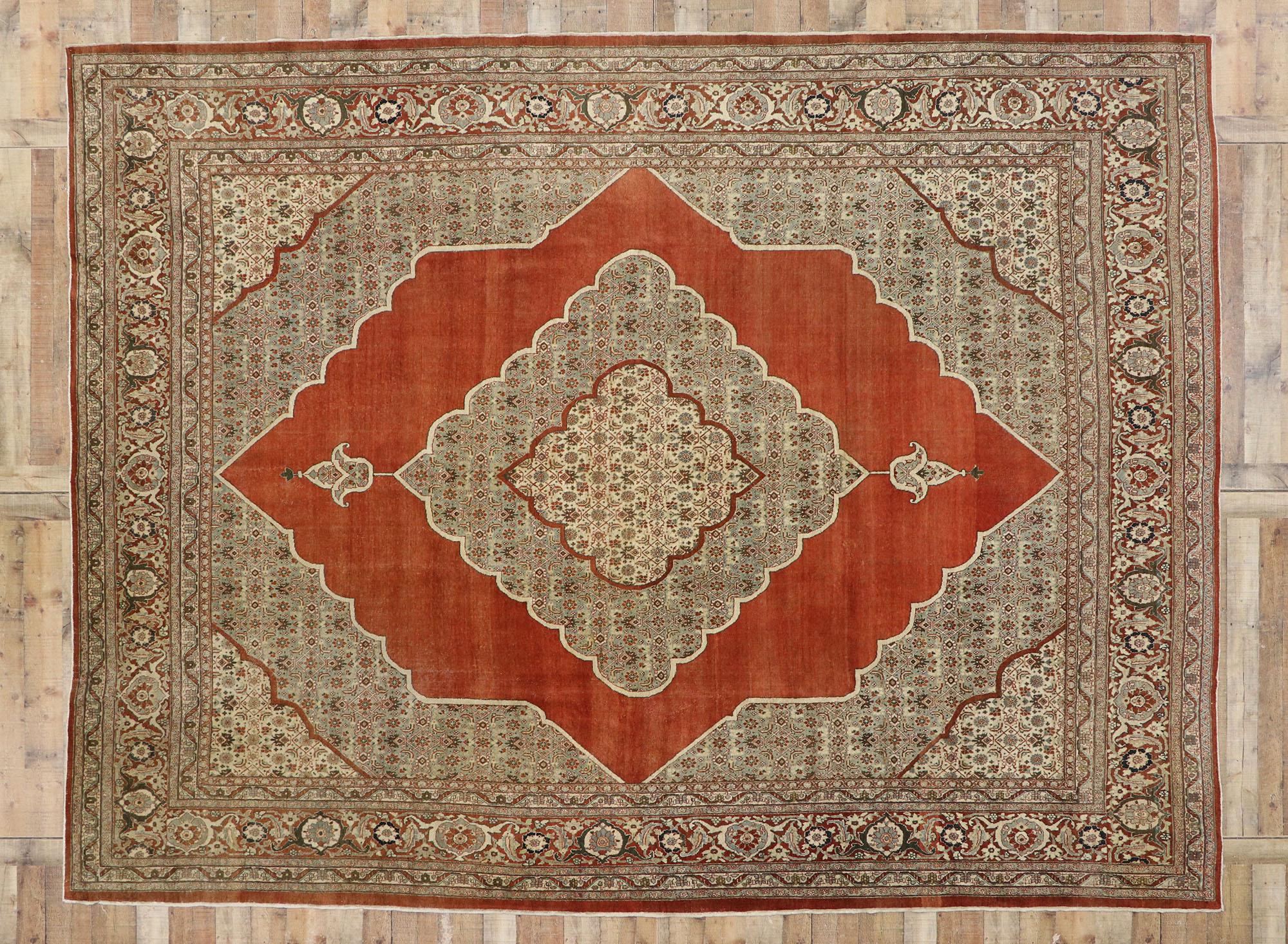 Tapis persan antique de Tabriz par Haji Khalili avec motif de manoir Tudor anglais en vente 1