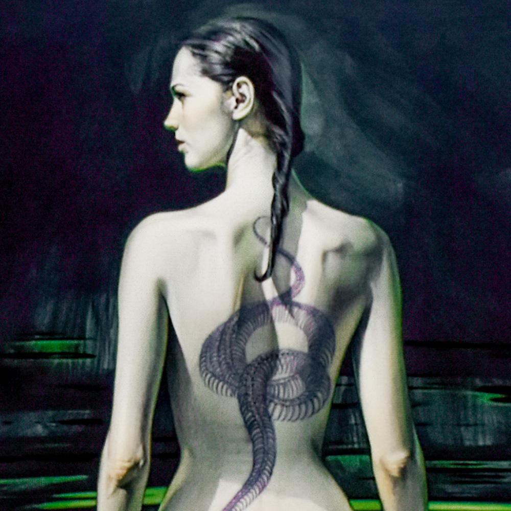 Impression tout simplement magnifique de l'artiste contemporain légendaire Hajime Sorayama.
Elle représente une belle femme tatouée d'un serpent dans le dos, émergeant nue de l'eau.
Les couleurs et les détails de cette pièce sont étonnants.
Acquis