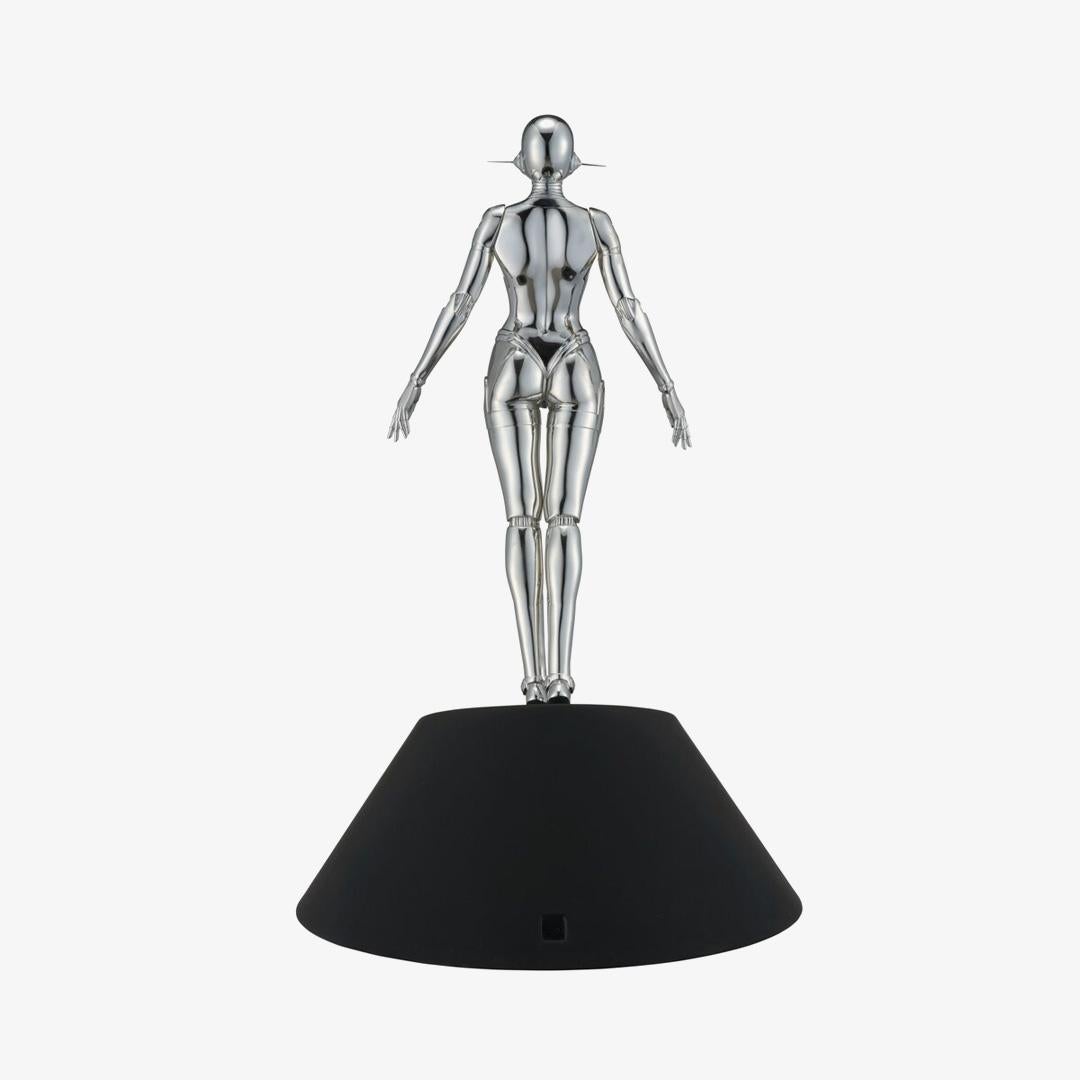 Sexy Roboter, schwebend (Silber) – Sculpture von  Hajime Sorayama