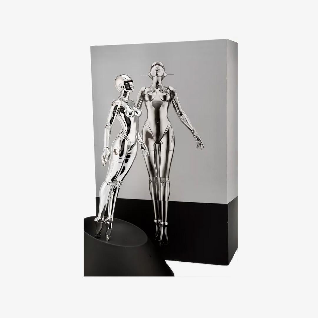 Sexy Roboter, schwebend (Silber) (Streetart), Sculpture, von  Hajime Sorayama