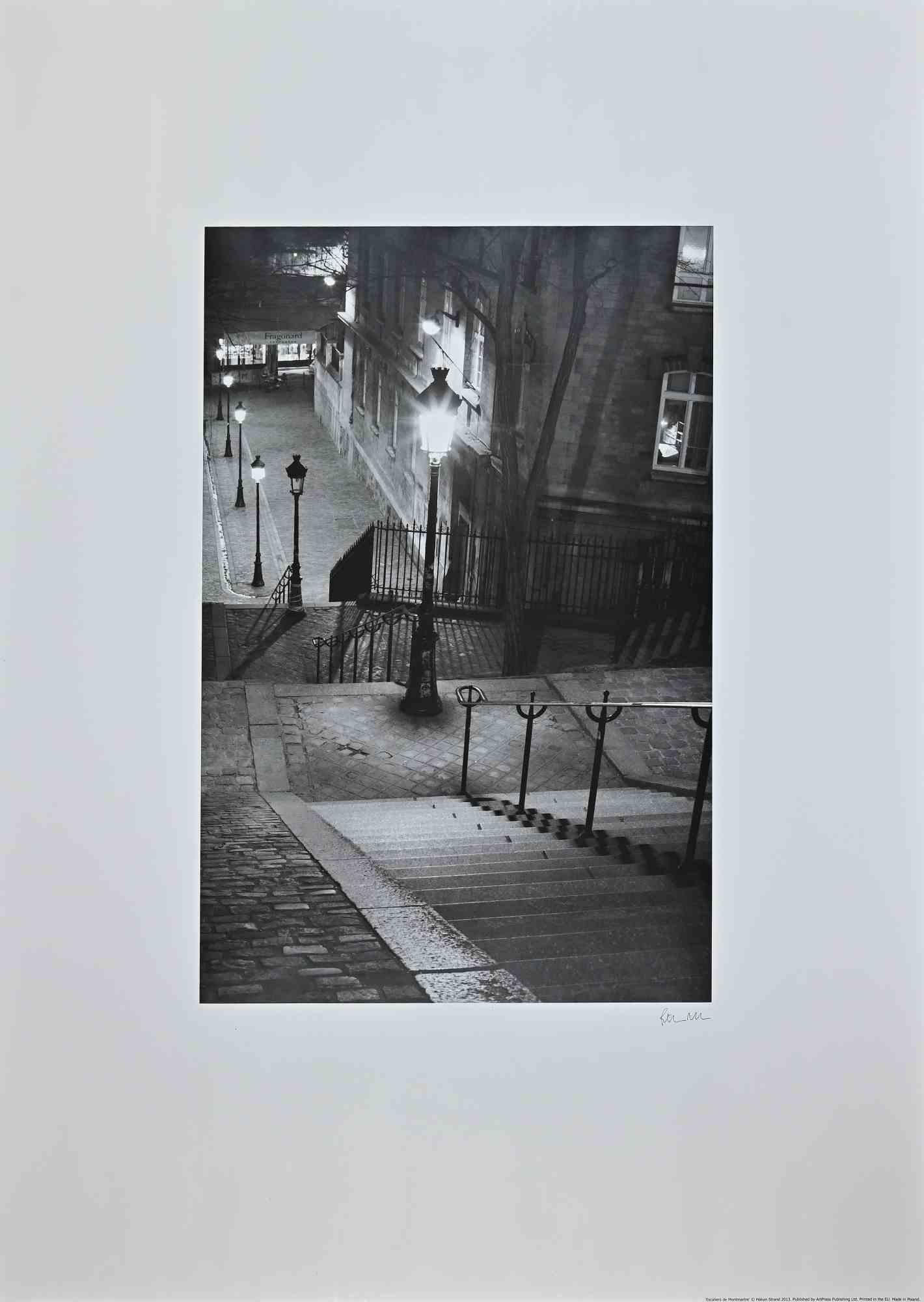 Escaliers de Montmartre ist ein Vintage-Offsetdruck nach einem Entwurf von Hakan Strand aus dem Jahr 2013.

Gute Bedingungen. Handsigniert.

Das Kunstwerk ist in einer ausgewogenen Komposition dargestellt.

 