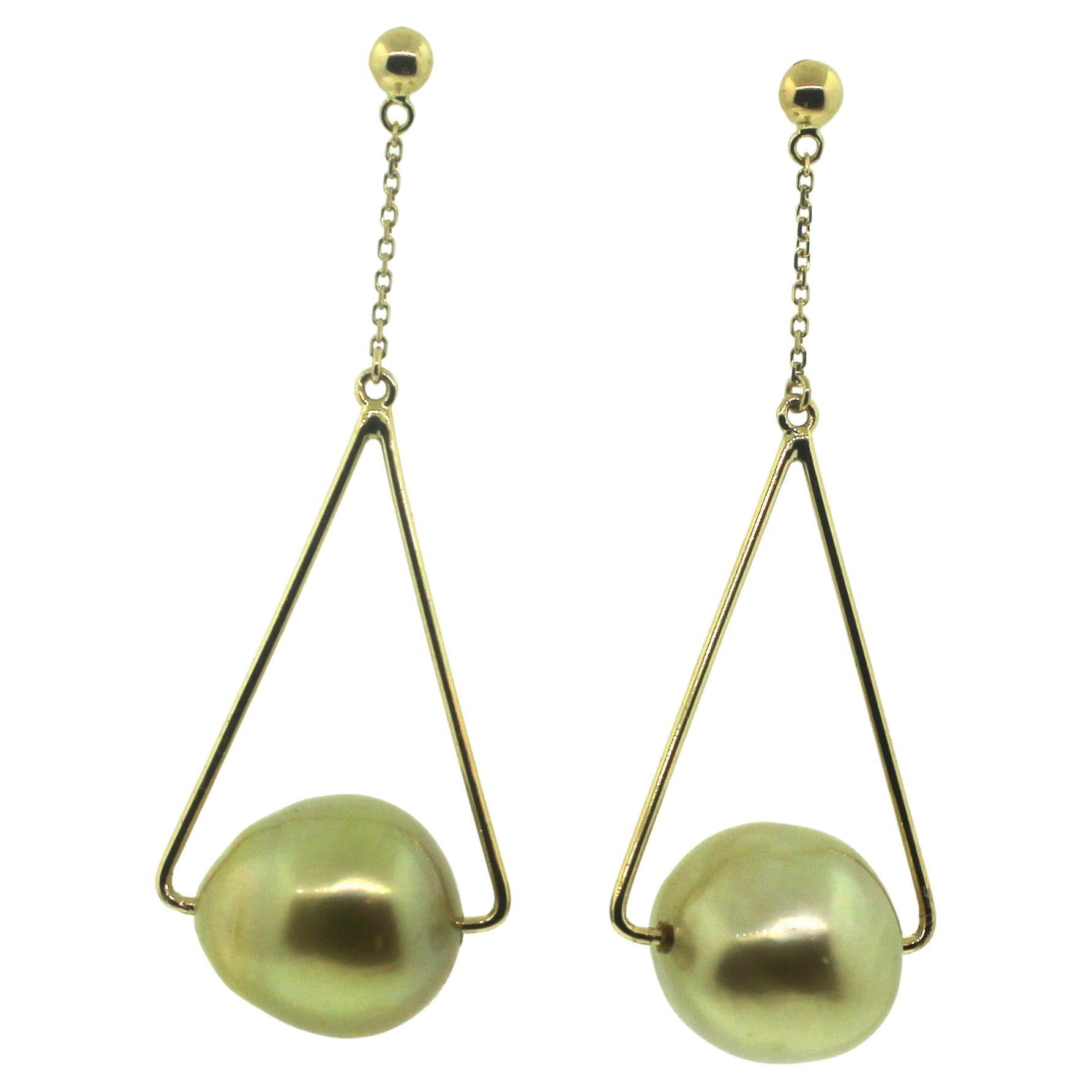 Hakimoto By Jewel Of Ocean
Manufacture Suggested Retail Price $2,000
11mm Dangling 18K Yellow Gold South Sea Pearl Earrings
