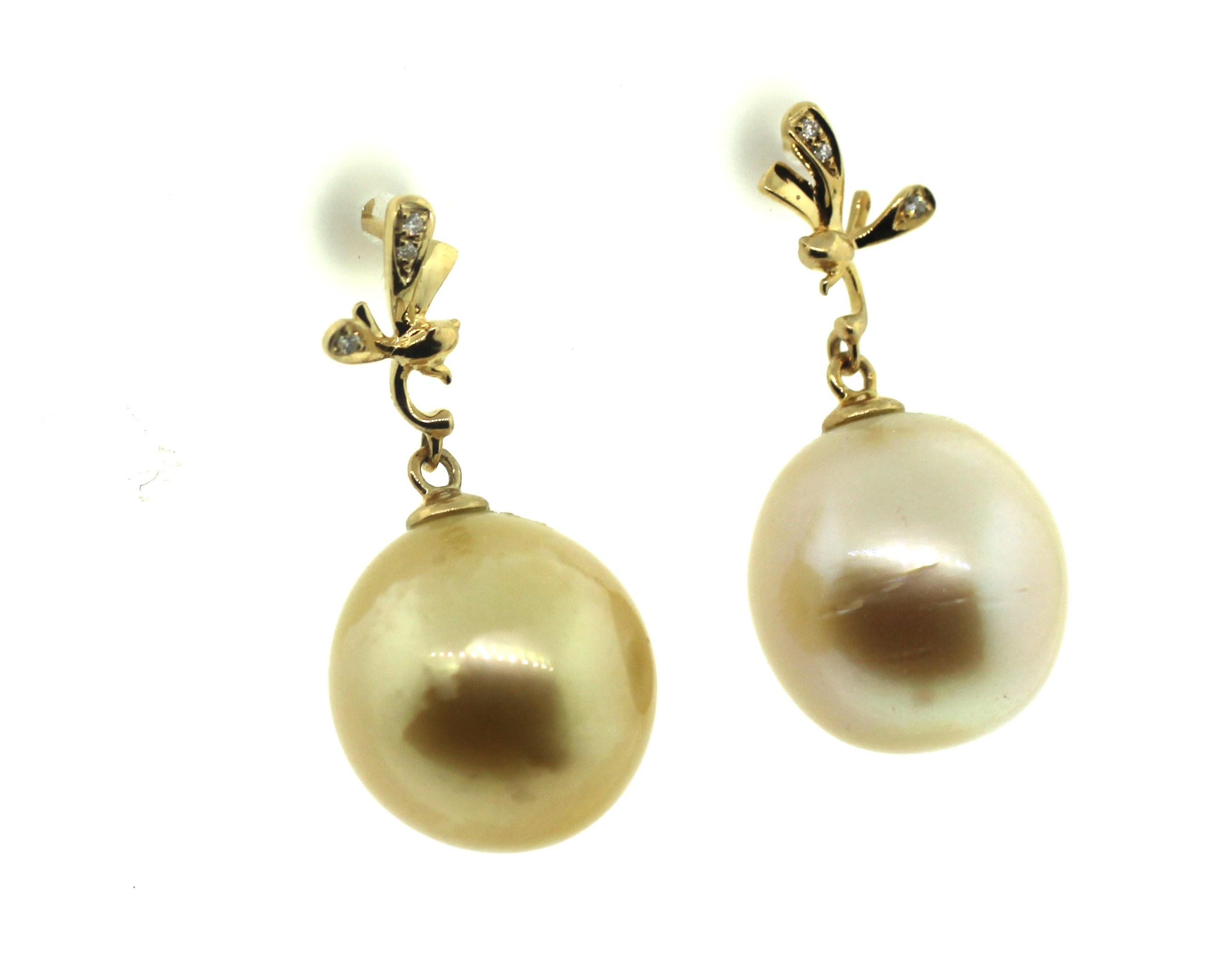 Hakimoto By Jewel Of Ocean
18K Yellow Gold and Diamond 
South Sea Cultured Pearl Earrings.
Total item weight 7.1 grams
Featuring Round Brilliant Diamonds
12-13mm South Sea Drop Cultured Pearls
18K Yellow Gold High Polish
Orient: Very Good
Luster: