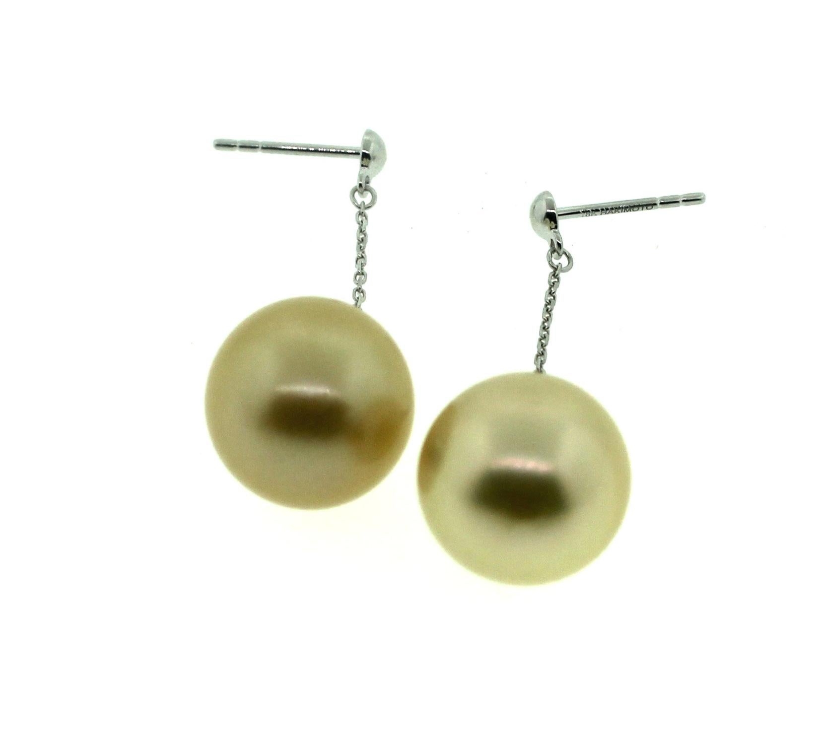 Moderne Hakimoto Boucles d'oreilles pendantes en or blanc 18k perles des mers du sud de couleur naturelle 12mm  en vente