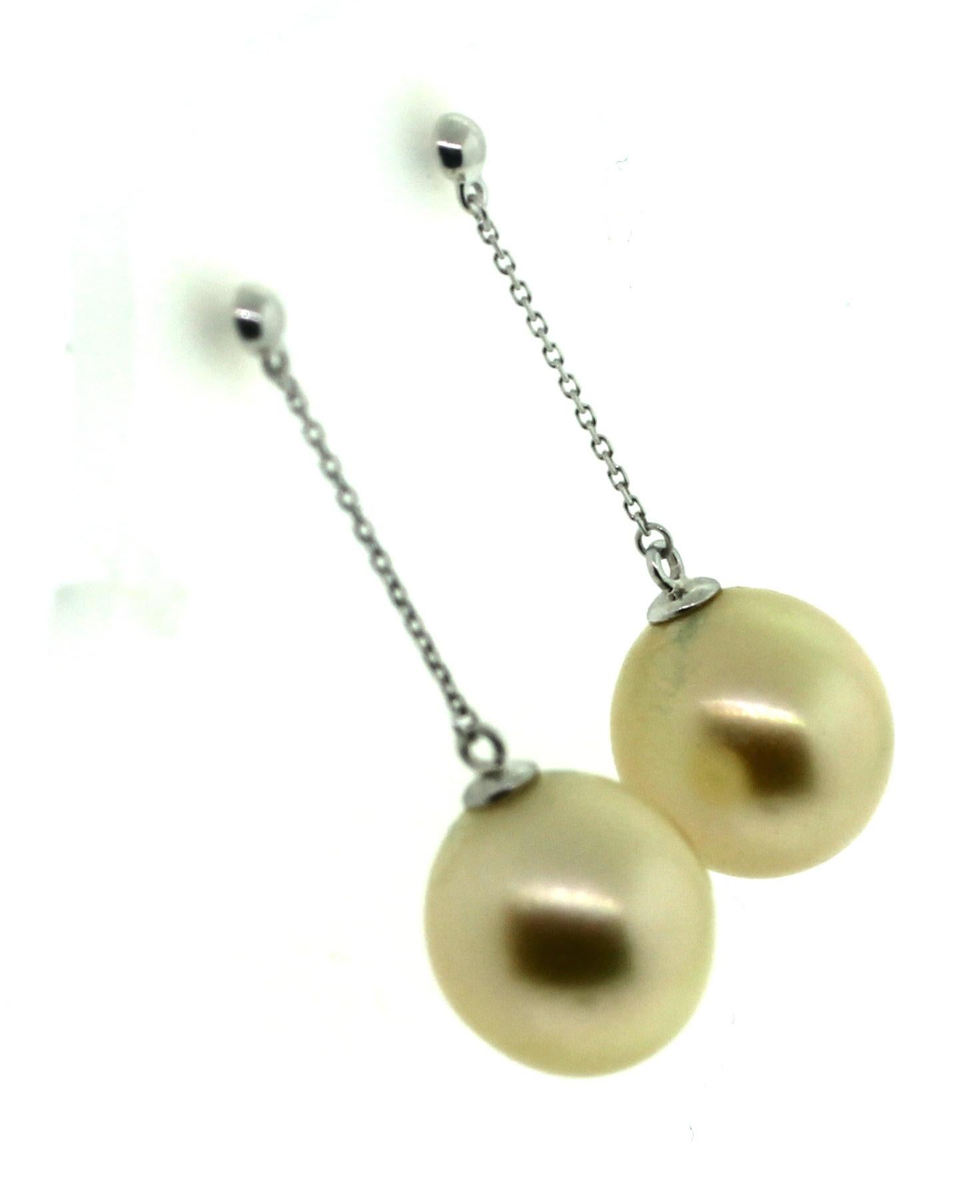 Perle Hakimoto Boucles d'oreilles pendantes en or blanc 18k perles des mers du sud de couleur naturelle 12mm  en vente