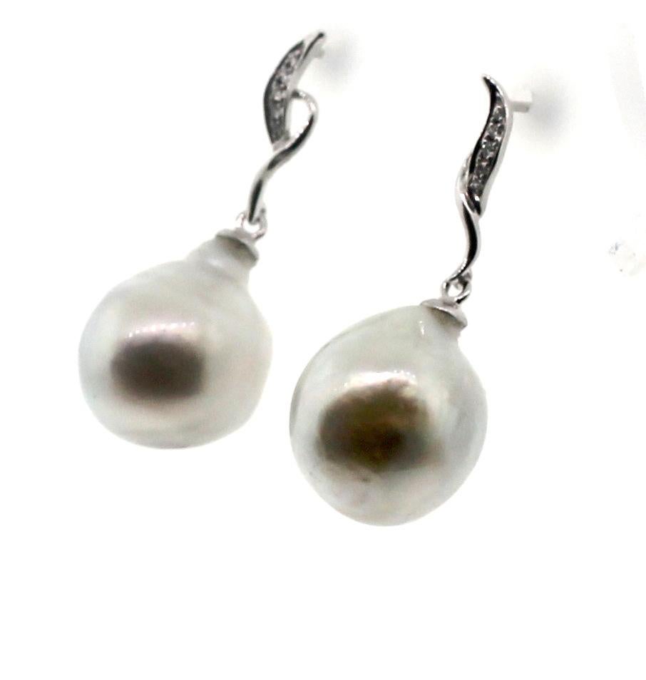 Hakimoto Weiße Südsee Barock-Ohrringe 18K Diamant Weißgold (Perle) im Angebot