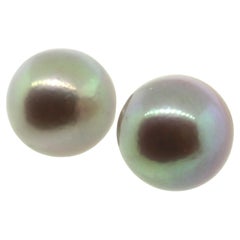 Orecchini con perle coltivate Hakimoto 12,6 mm in oro giallo 18 carati di colore naturale